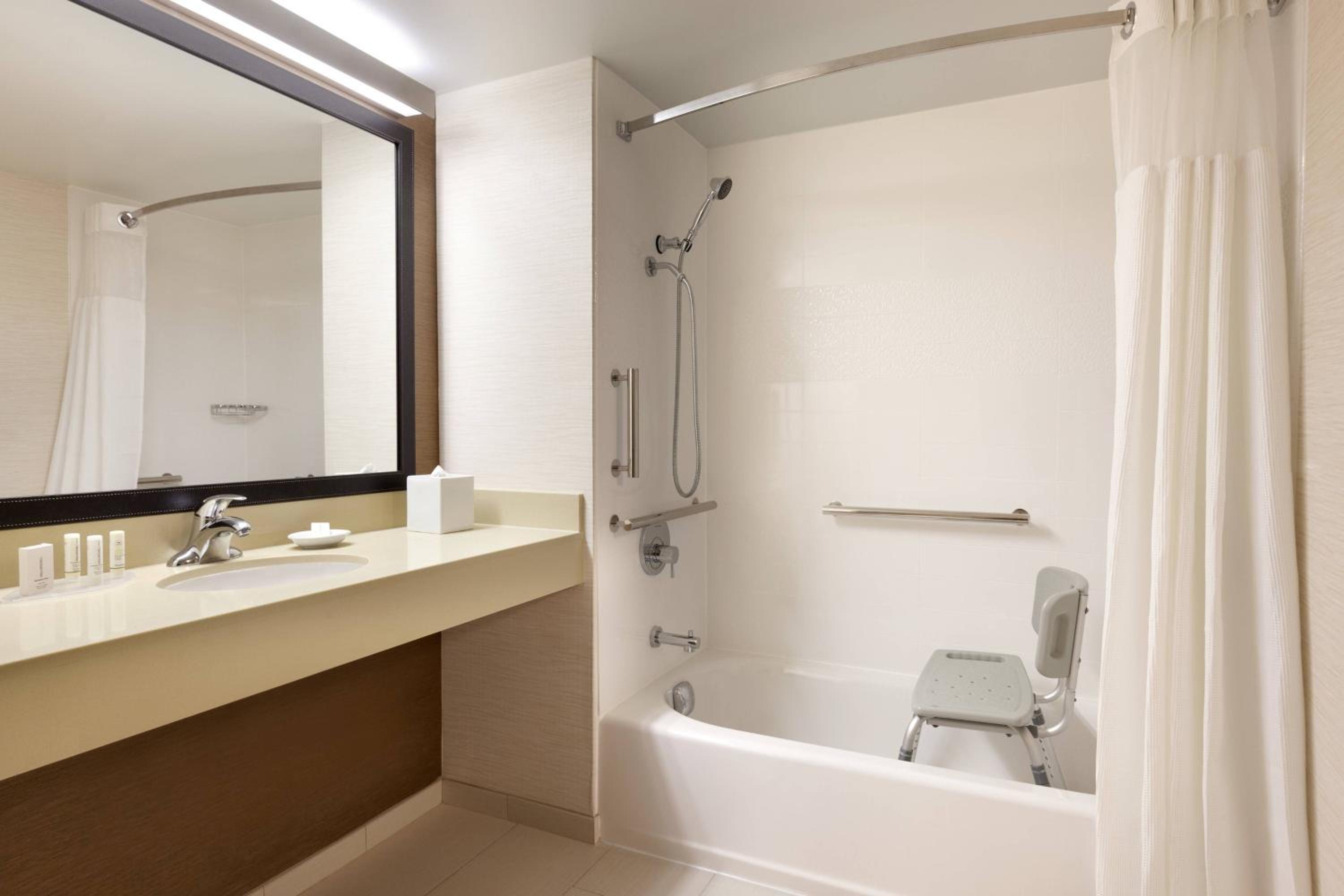 Queen Room with Two Queen Beds and Adapted Tub - Mobility Accessible photo 3