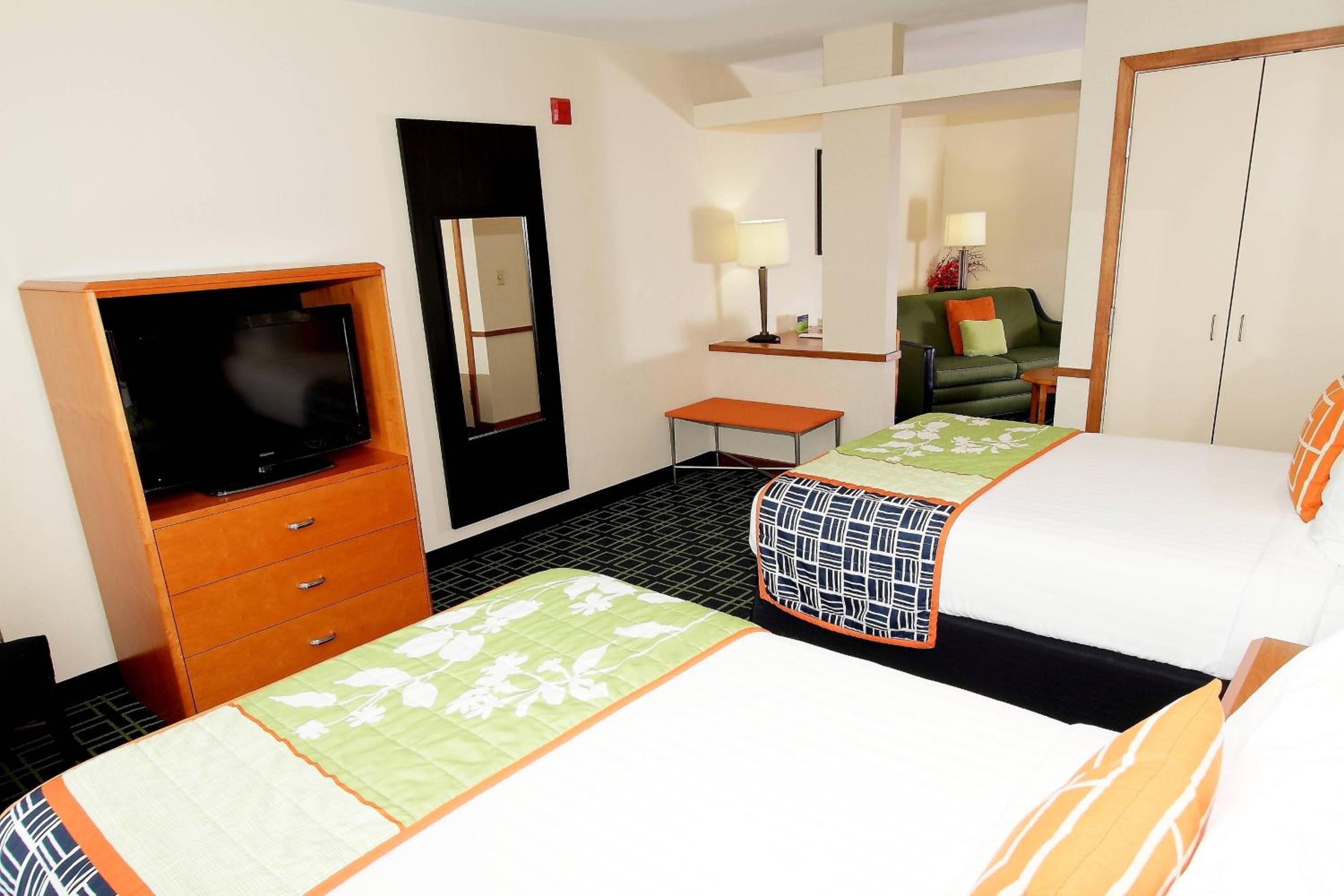 Large Double Suite with Sofa Bed - Mobility/Hearing Accessible with Tub