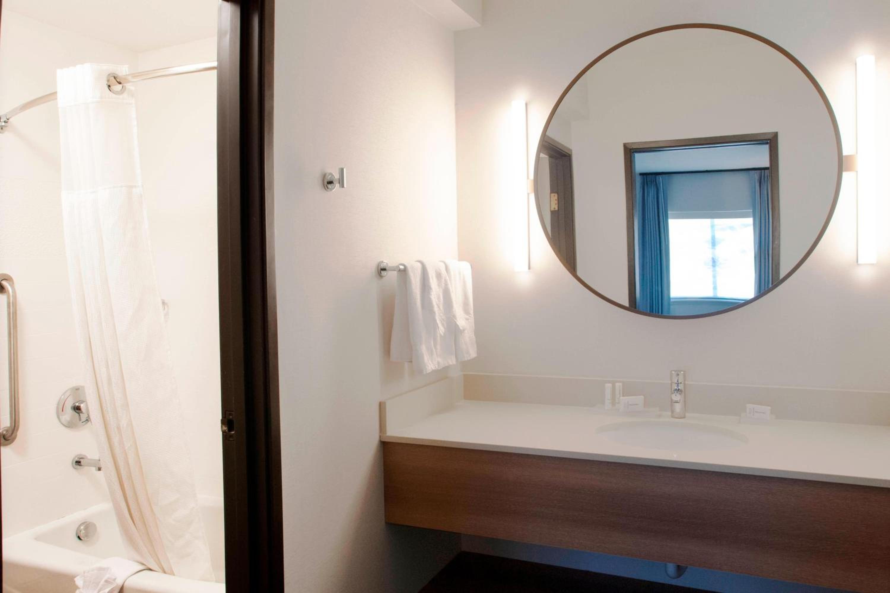 King Room with Adapted Tub - Mobility Accessible