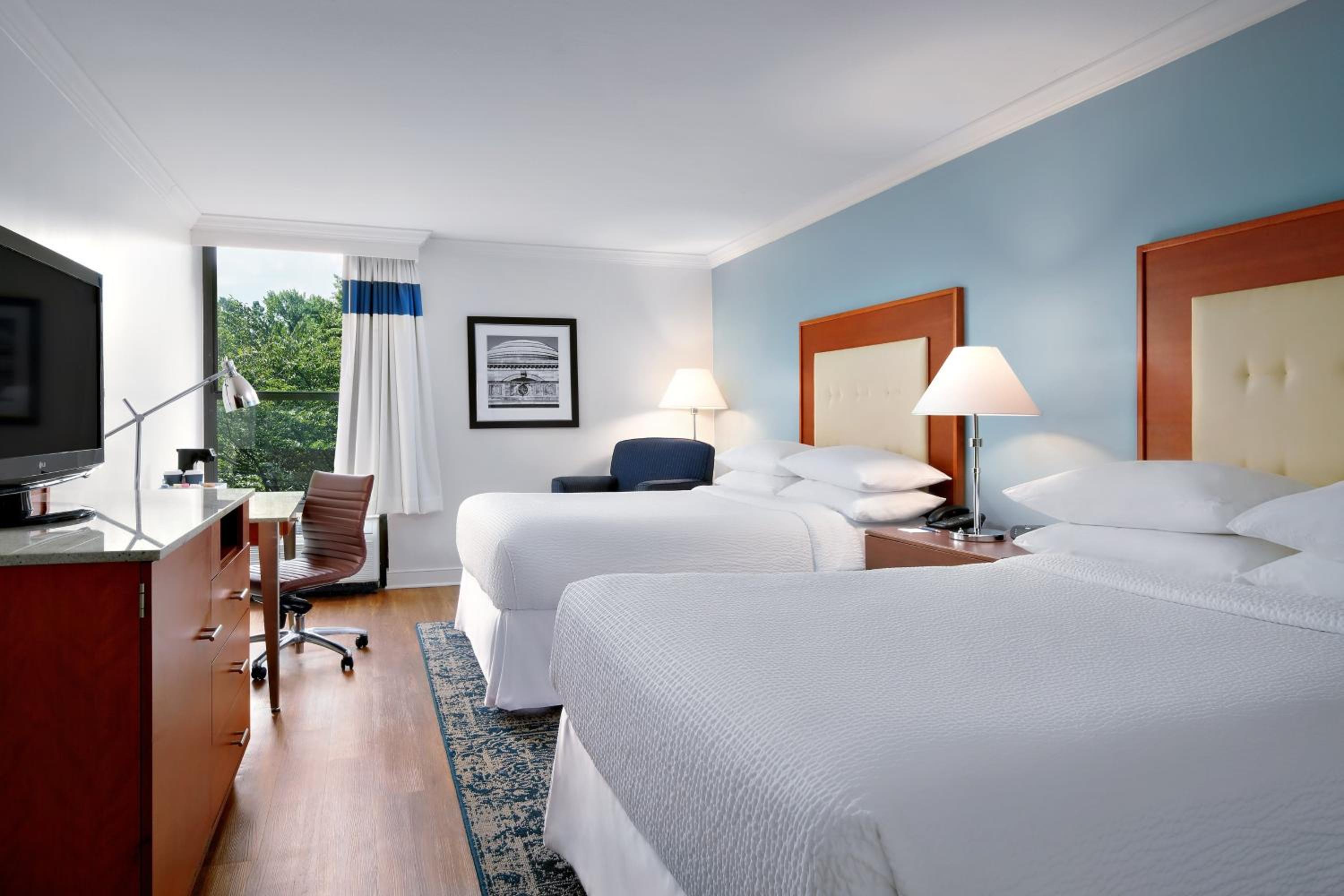 Double Room with Two Double Beds and Adapted Tub - Mobility Accessible - Photo 1