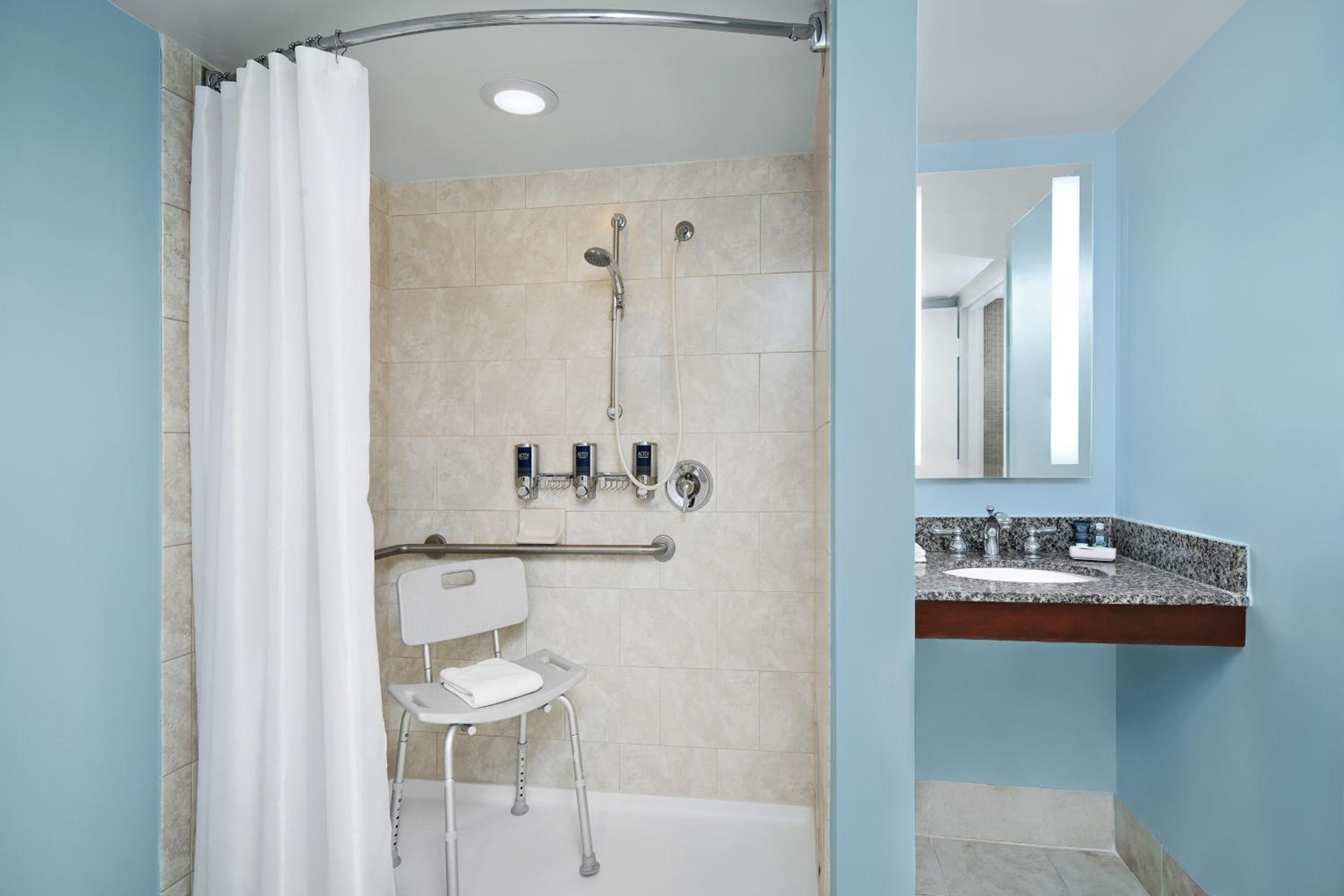 King Room with Adapted Tub - Mobility and Hearing Accessible - Photo 3