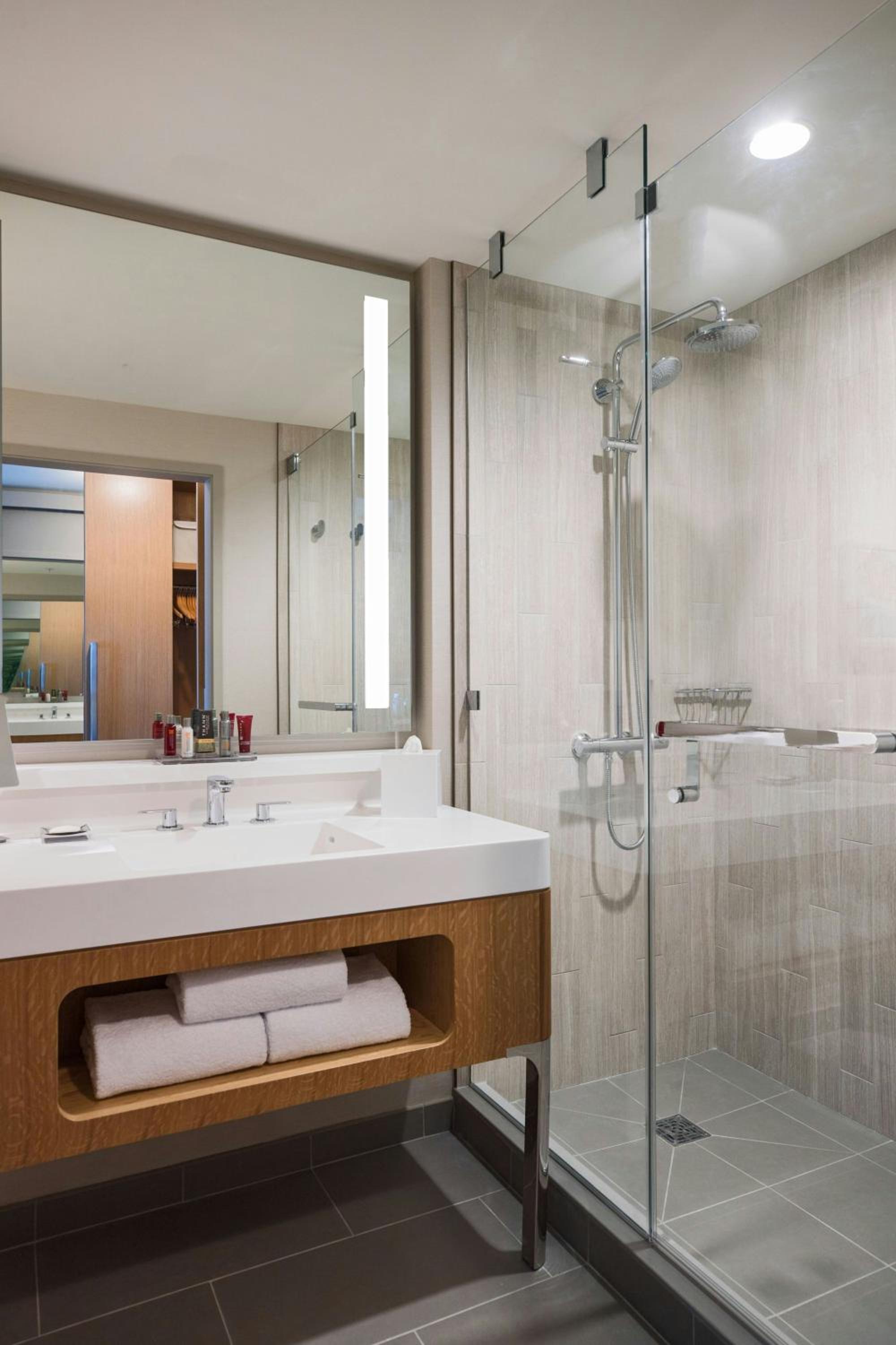 King Room with Adapted Tub - Mobility Accessible