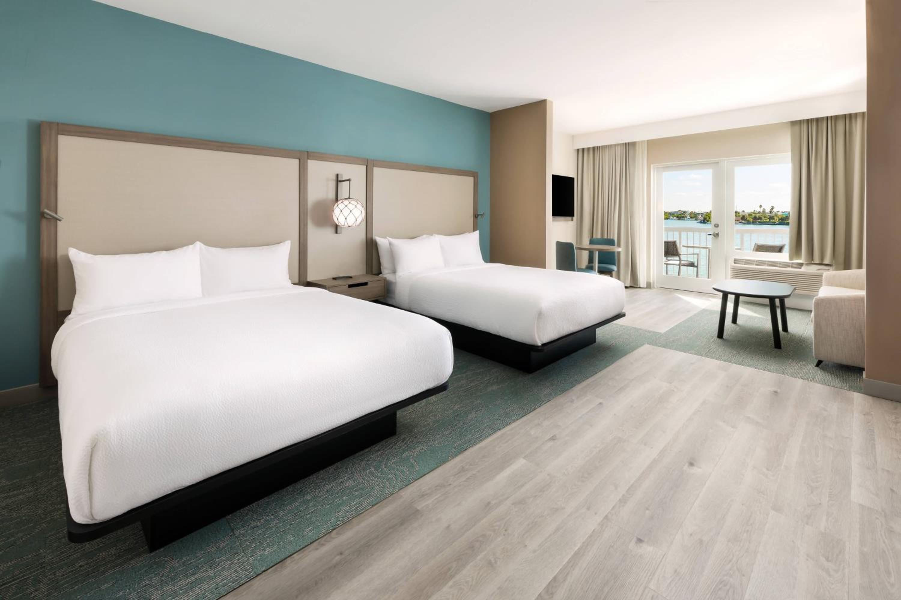 Deluxe Queen Suite with Two Queen Beds, Bay View and Sofa Bed
