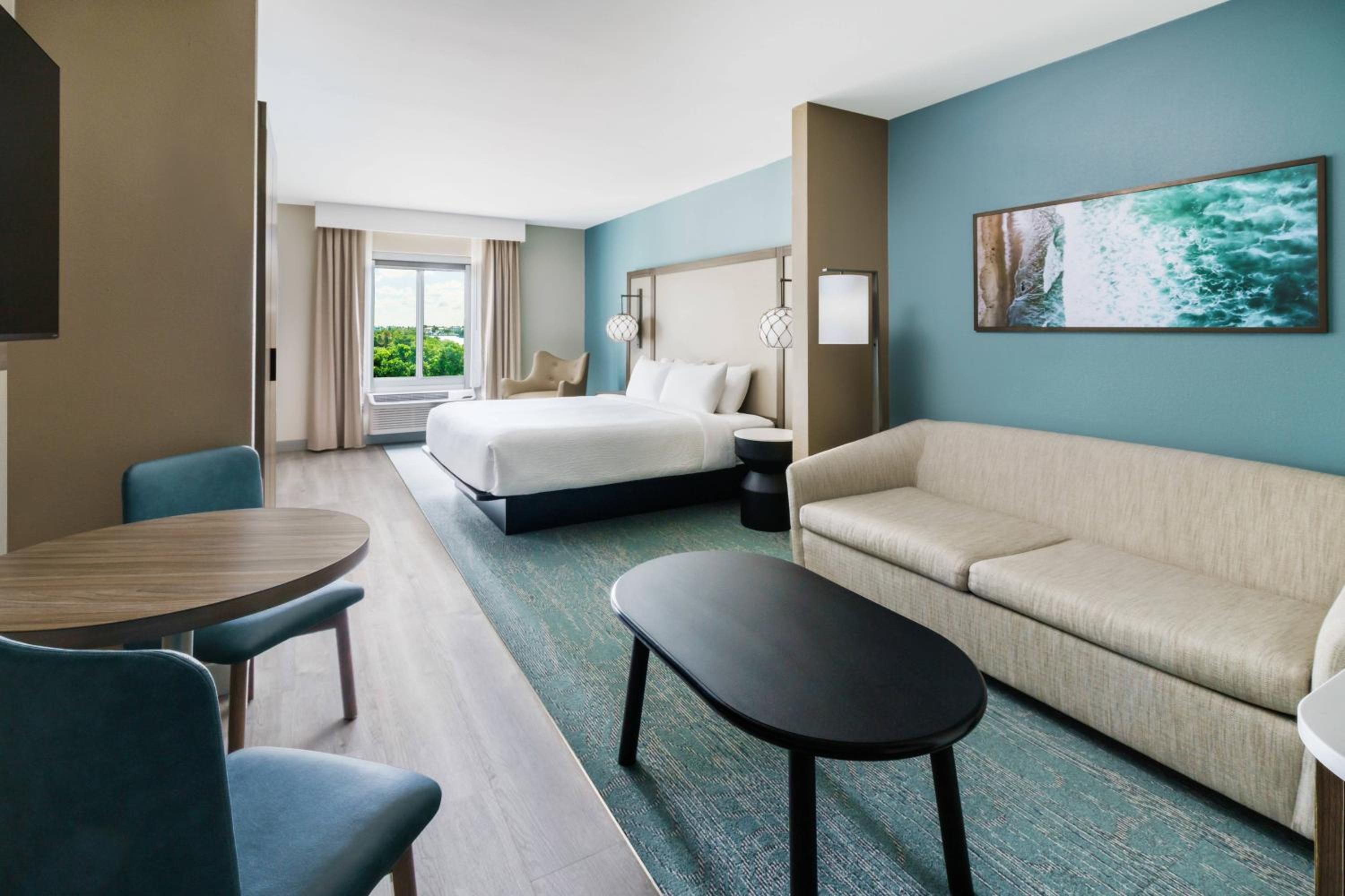 King Suite with Pool View and Sofa Bed