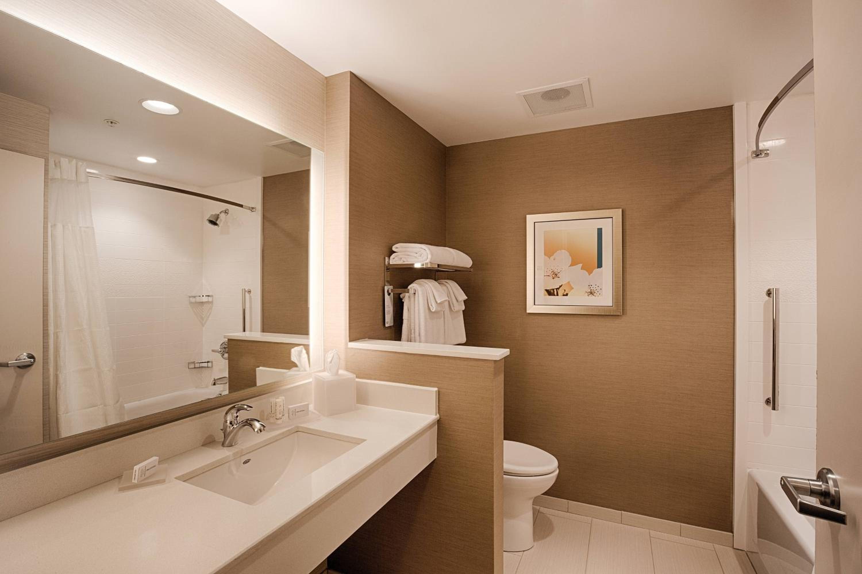 Queen Room with Two Queen Beds, Water View and Bathtub - Mobility Access/Hearing Accessible photo 3