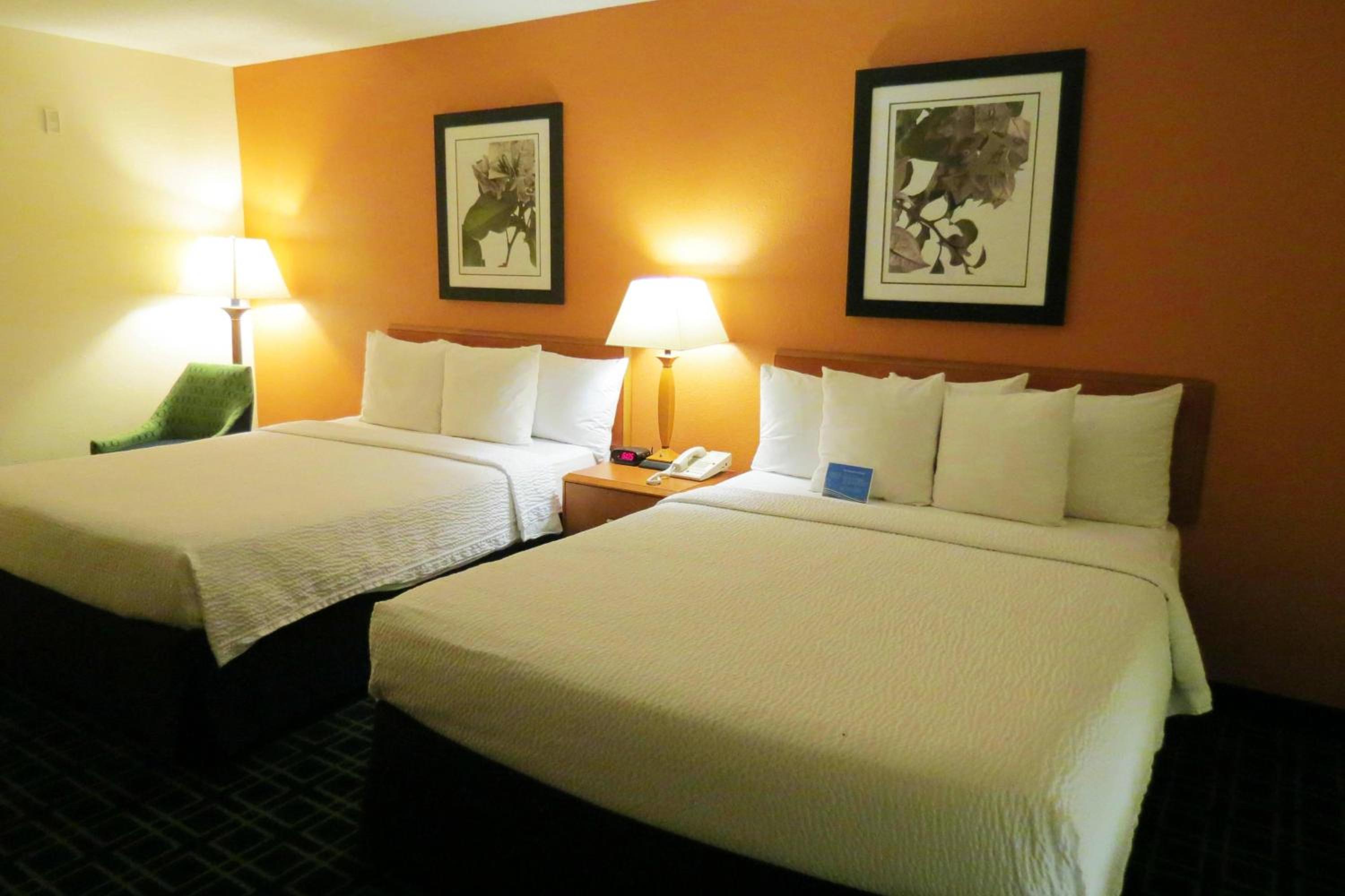 Queen Room with Two Queen Beds photo 3