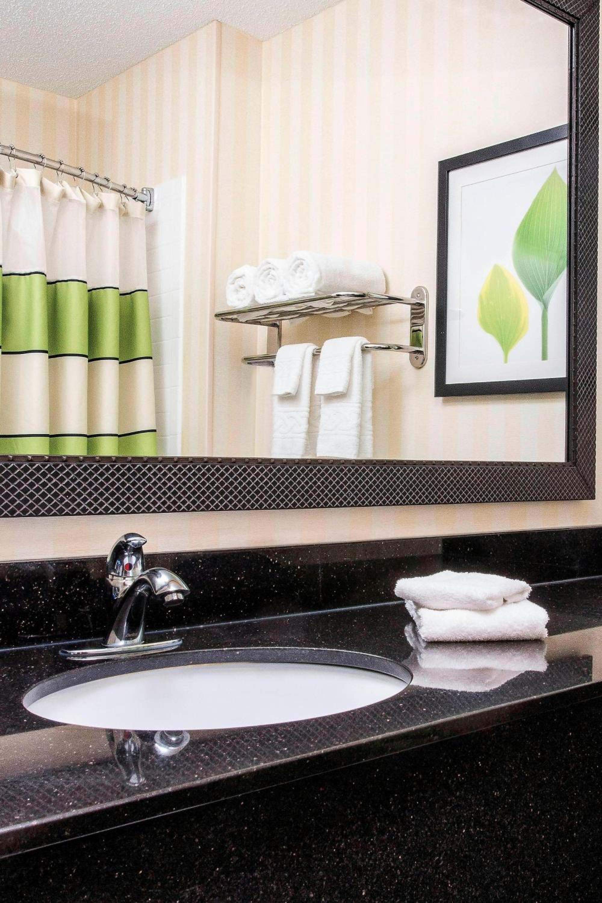 King Room with Adapted Tub - Mobility and Hearing Accessible - Photo 3