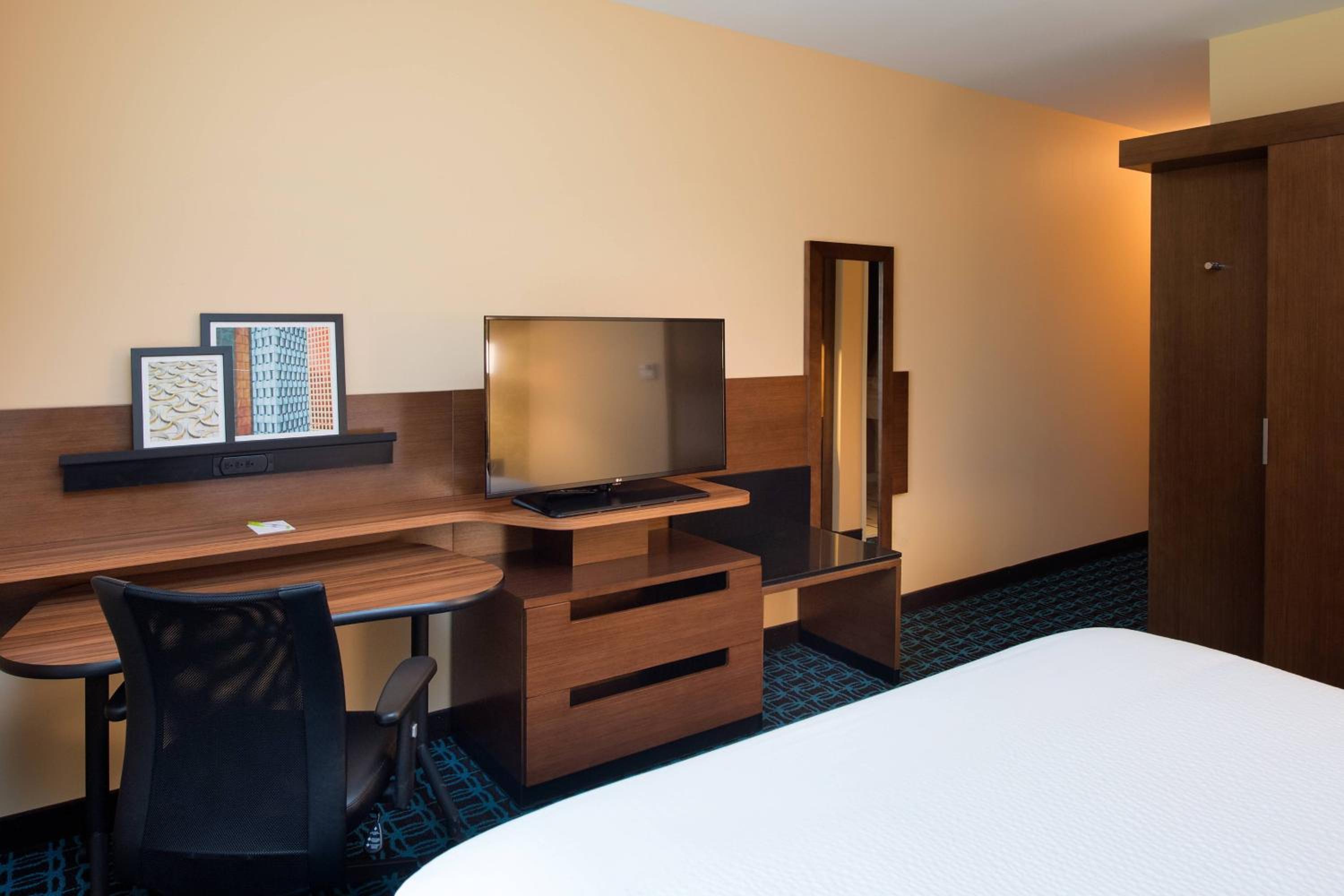 Studio with King Bed, Roll-In Shower and Sofa Bed - Mobility Access photo 1