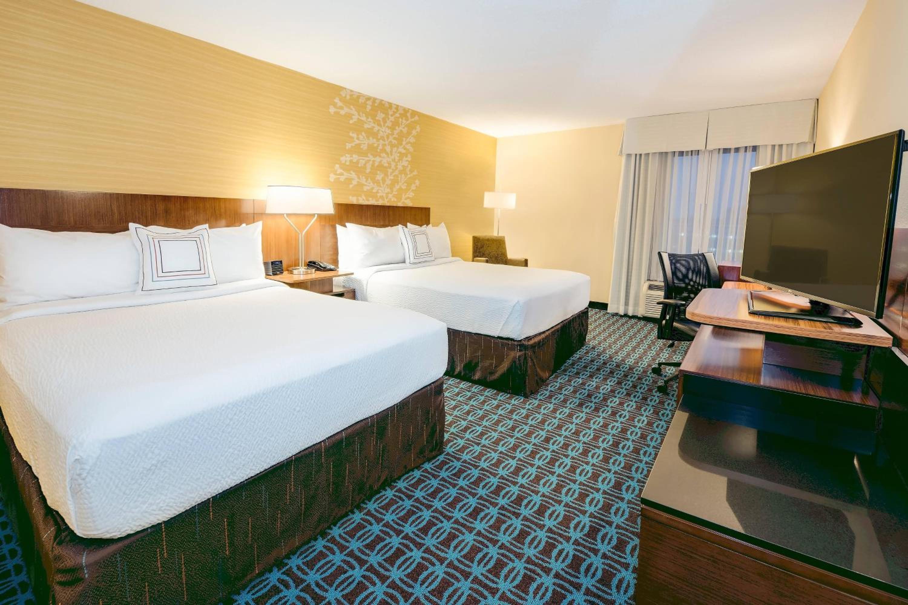 Queen Room with Two Queen Beds and Roll-In Shower - Mobility Access/Hearing Accessible