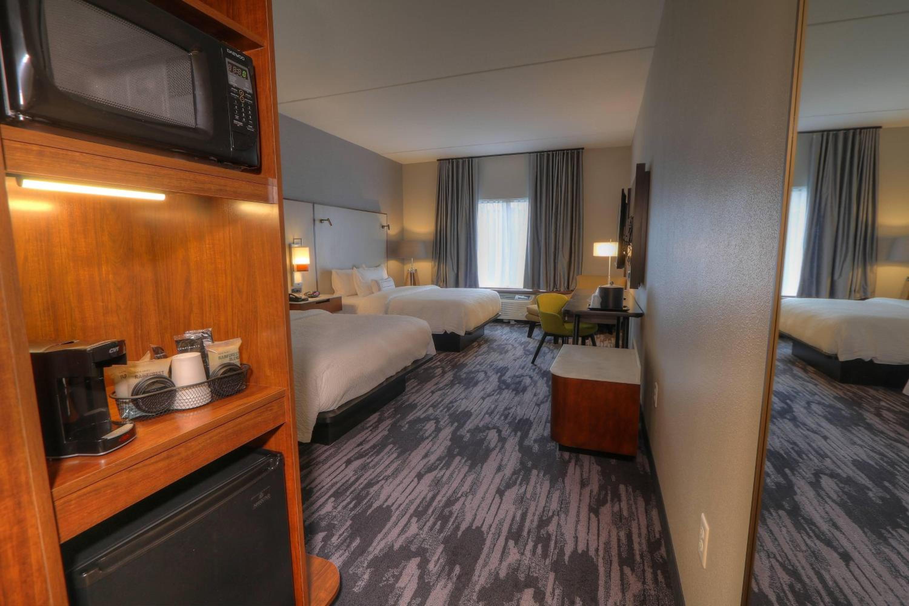 Queen Room with Two Queen Beds photo 2