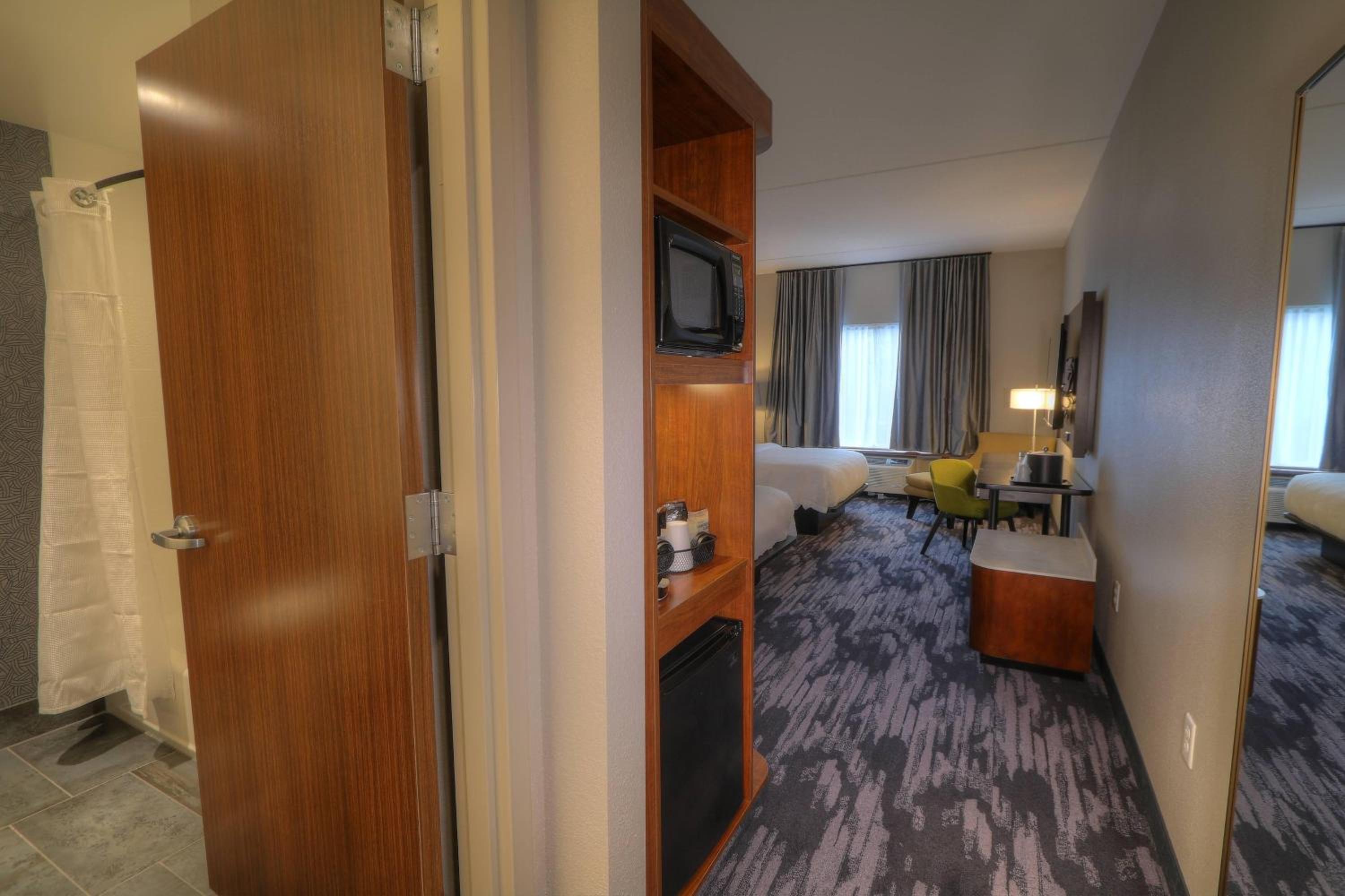 Queen Room with Two Queen Beds photo 3