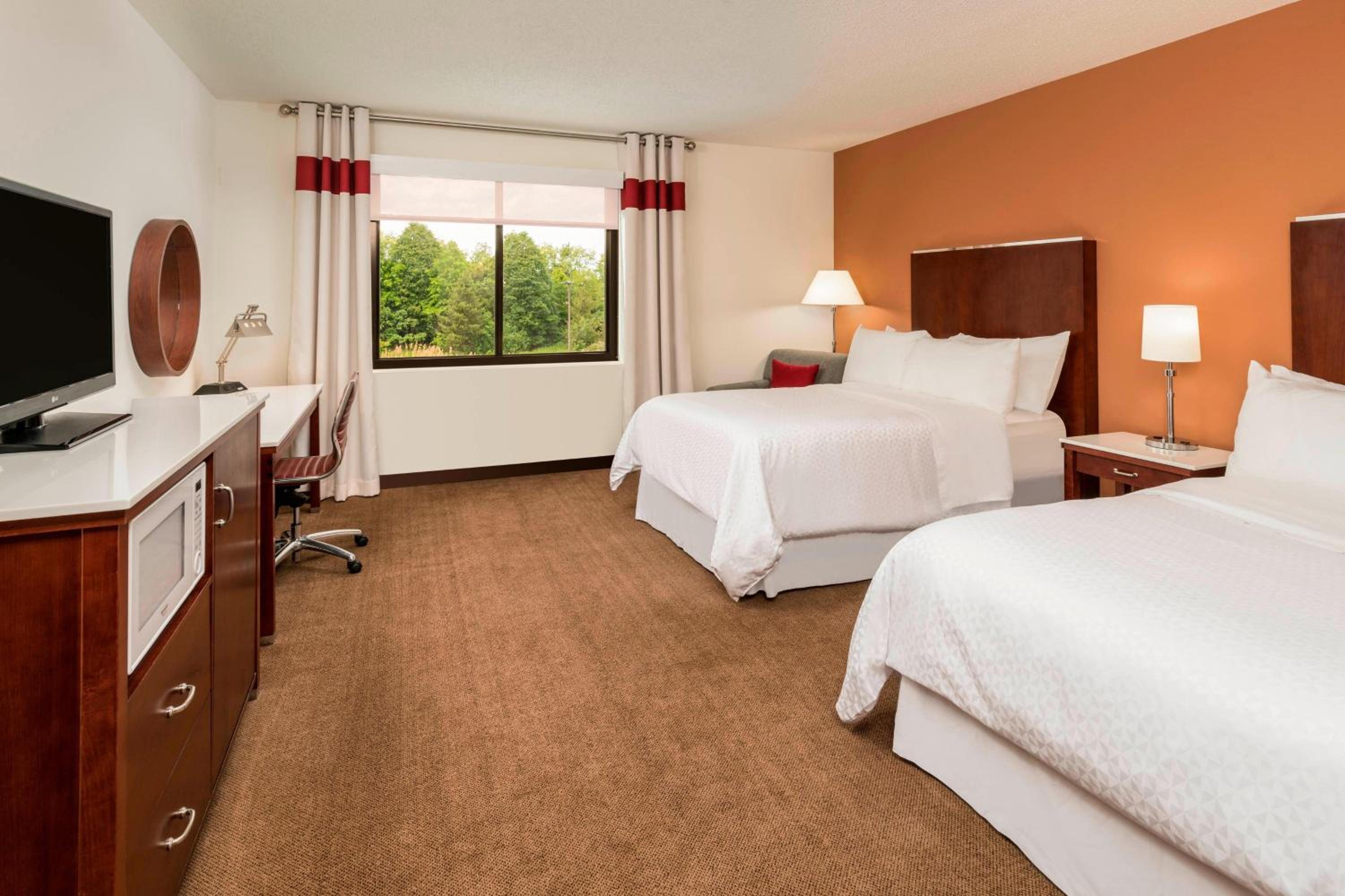Double Room with Two Double Beds and Roll-in Shower - Mobility Accessible photo 3