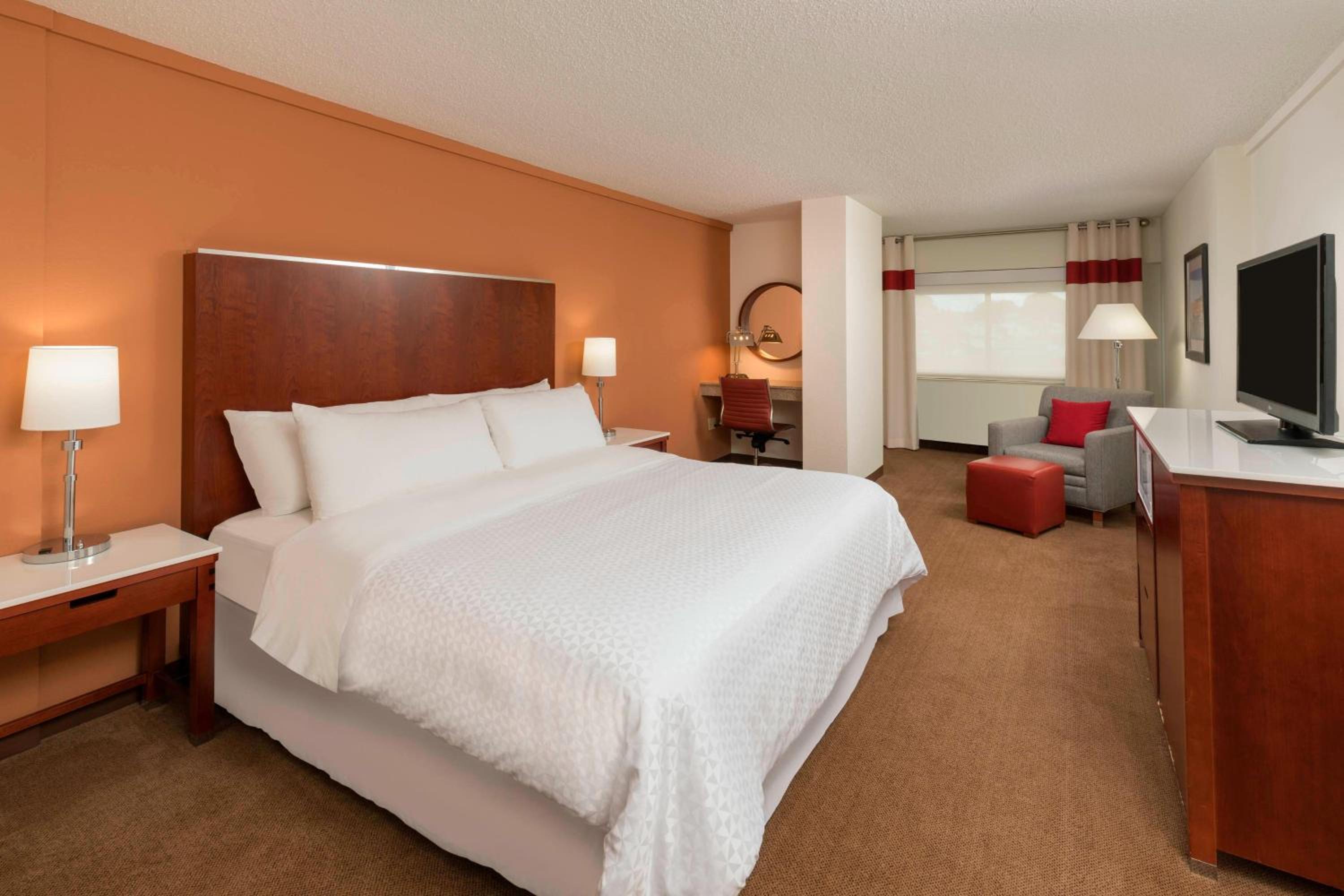 King Room with Roll-in Shower - Mobility Accessible photo 2
