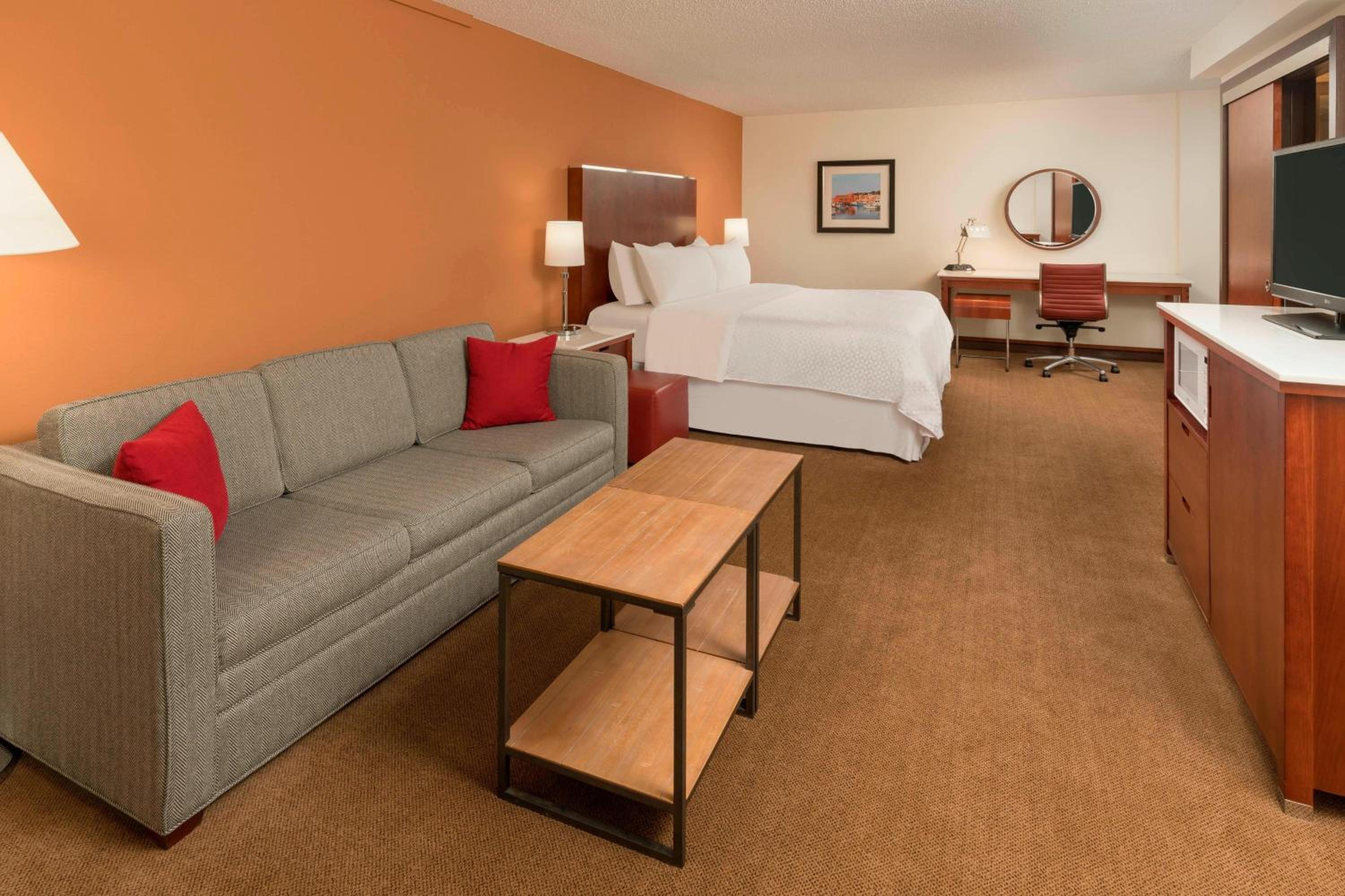 Deluxe, Larger Guest room, 1 King photo 2