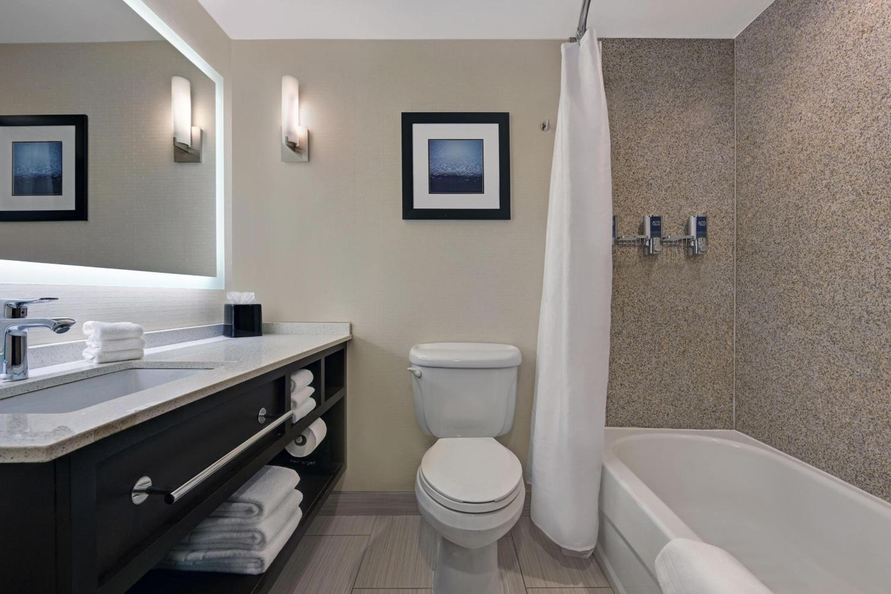 Traditional King Room with Adapted Tub - Mobility and Hearing Accessible photo 2