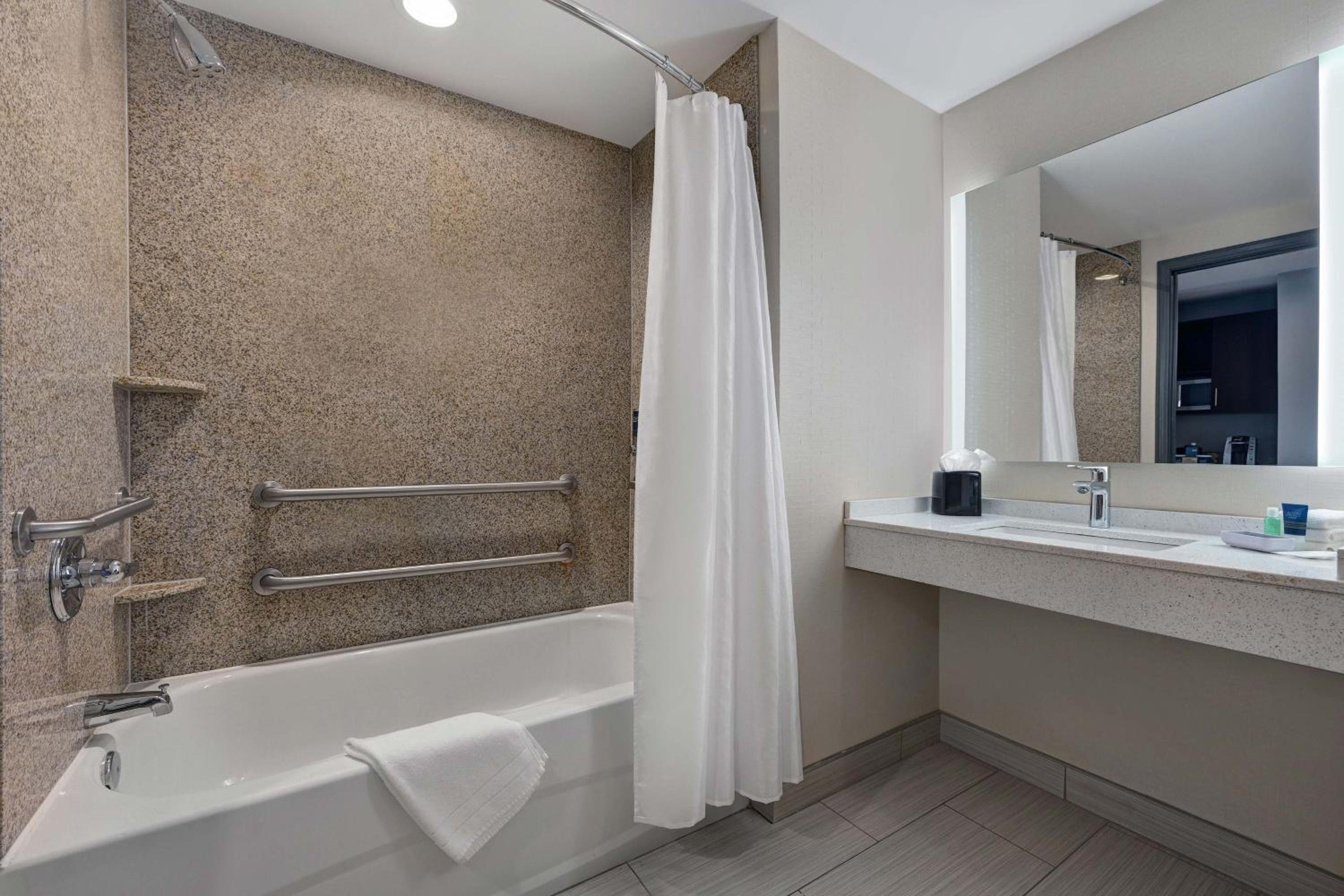 Traditional King Room with Adapted Tub - Mobility and Hearing Accessible photo 3
