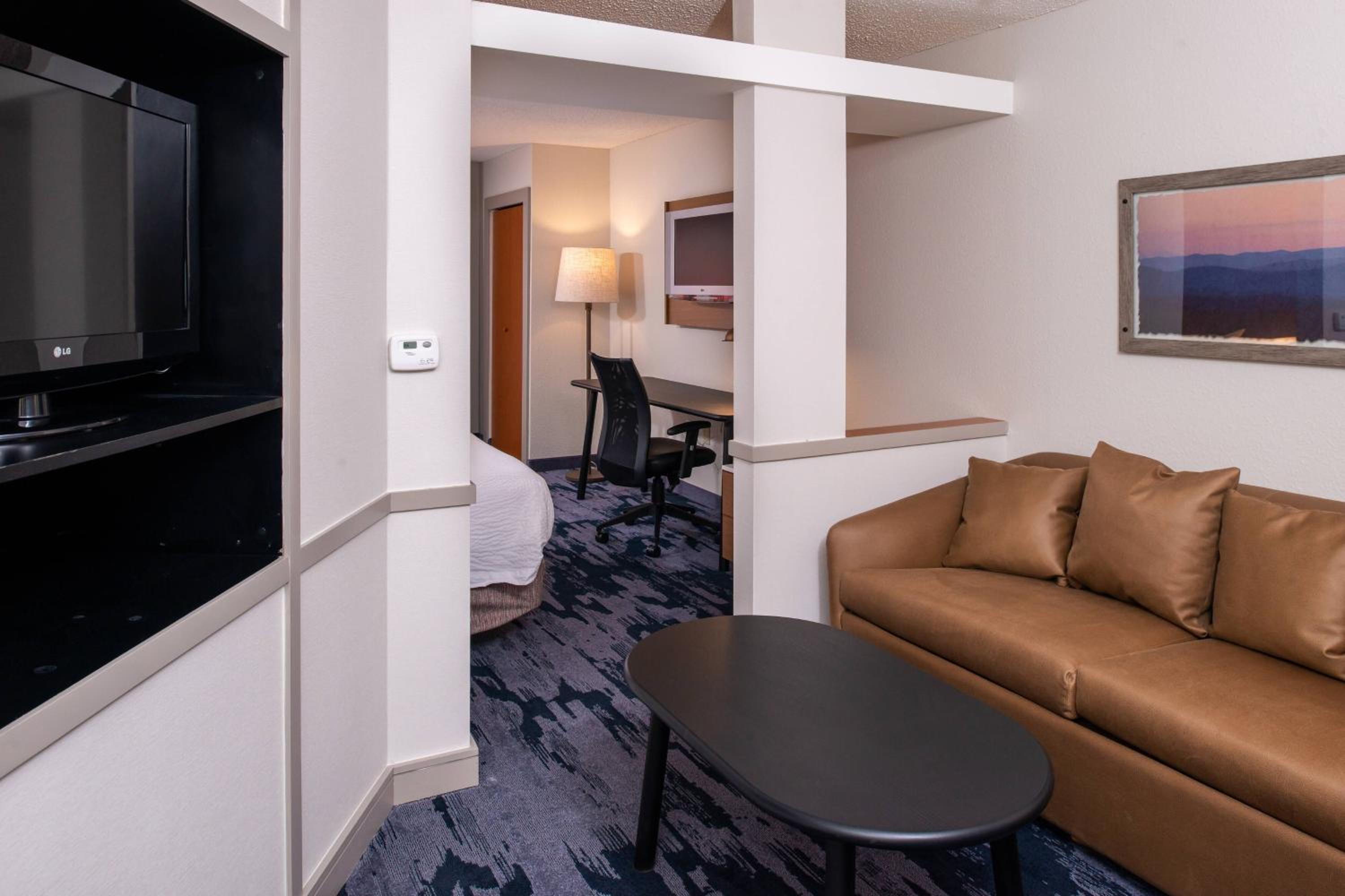 Queen Room with Two Queen Beds, Bathtub and Sofa Bed - Mobility Access/Hearing Accessible - Photo 2