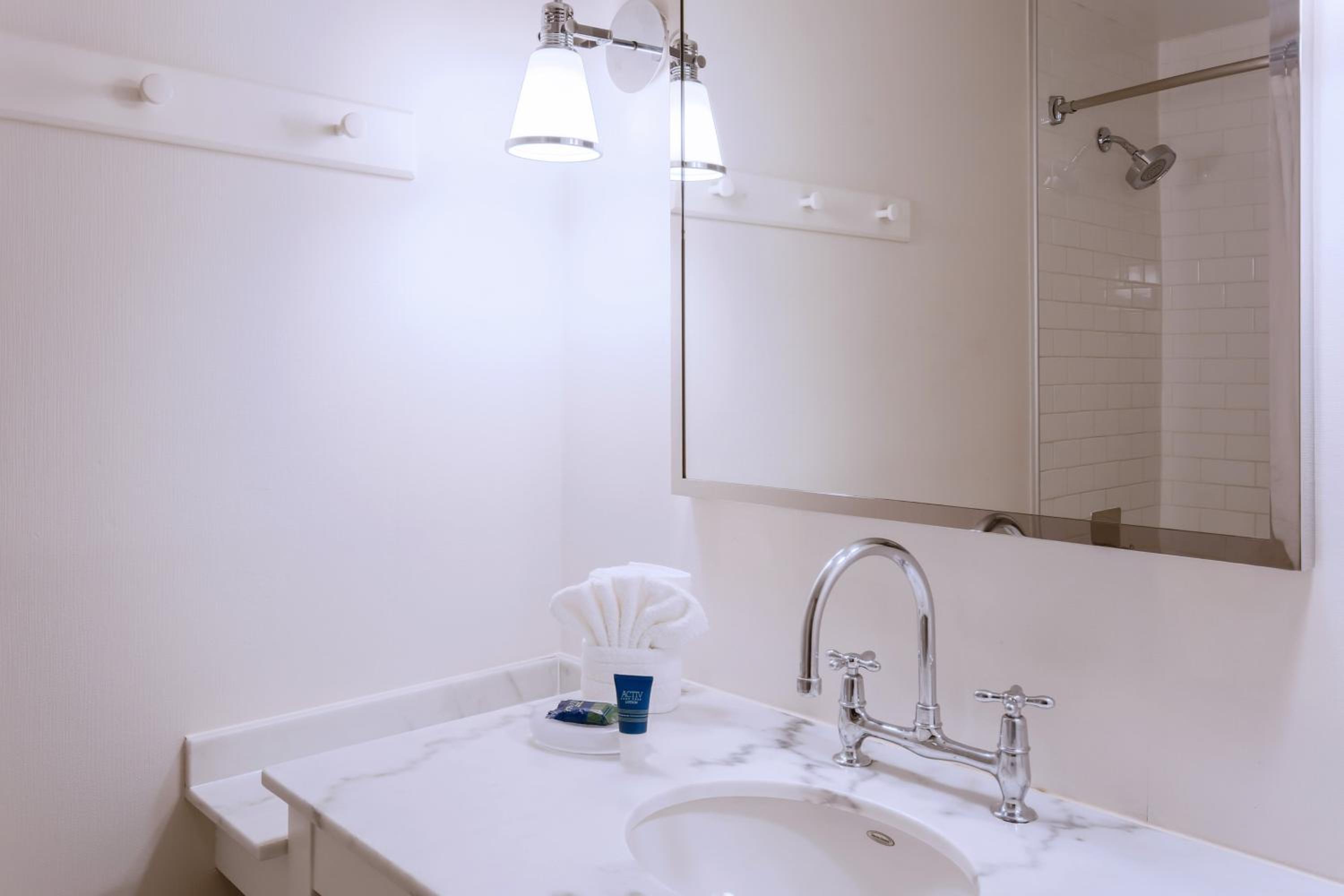 King Room with Roll-in Shower - Mobility and Hearing Accessible - Photo 3