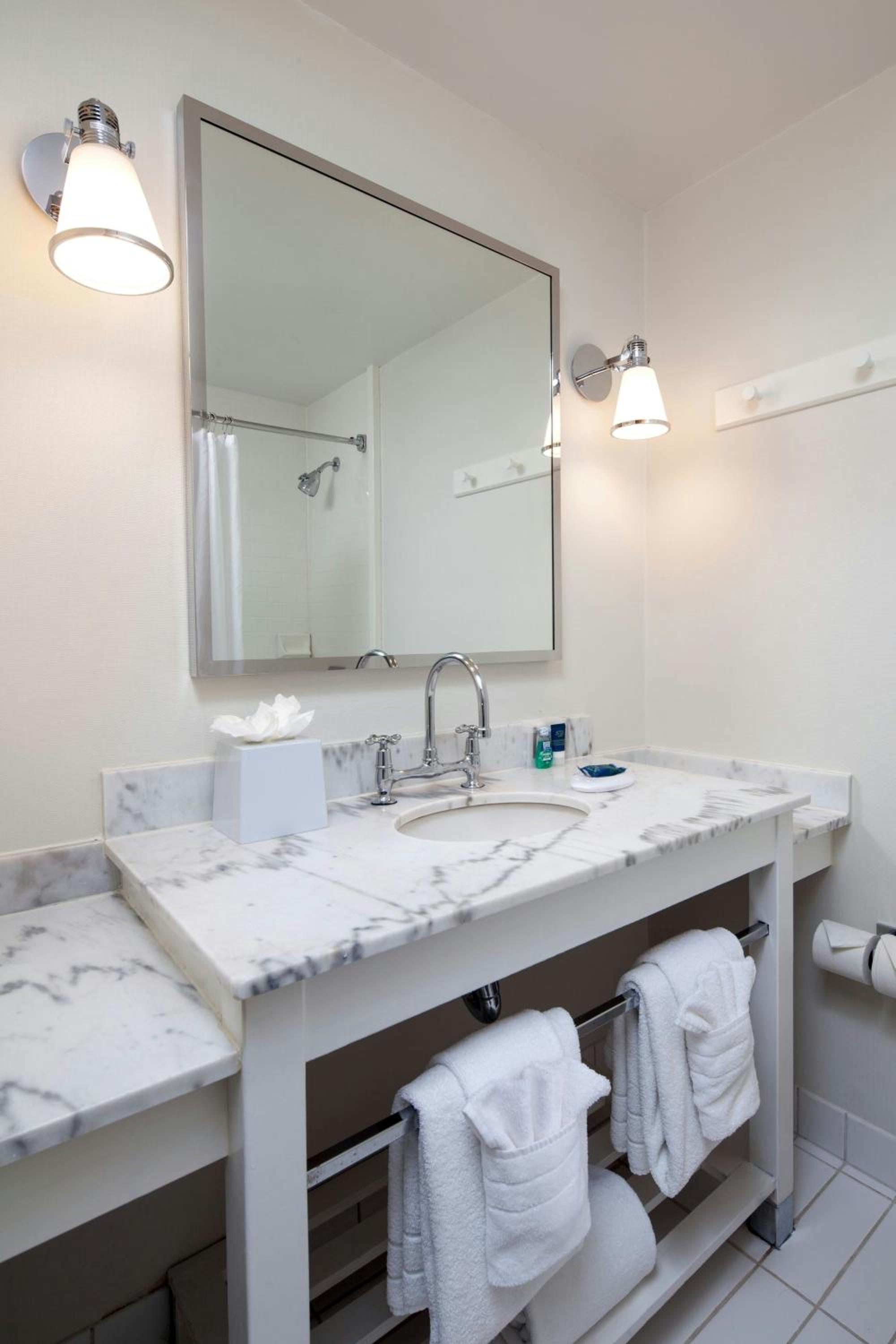 King Room with Roll-in Shower - Mobility and Hearing Accessible - Photo 1