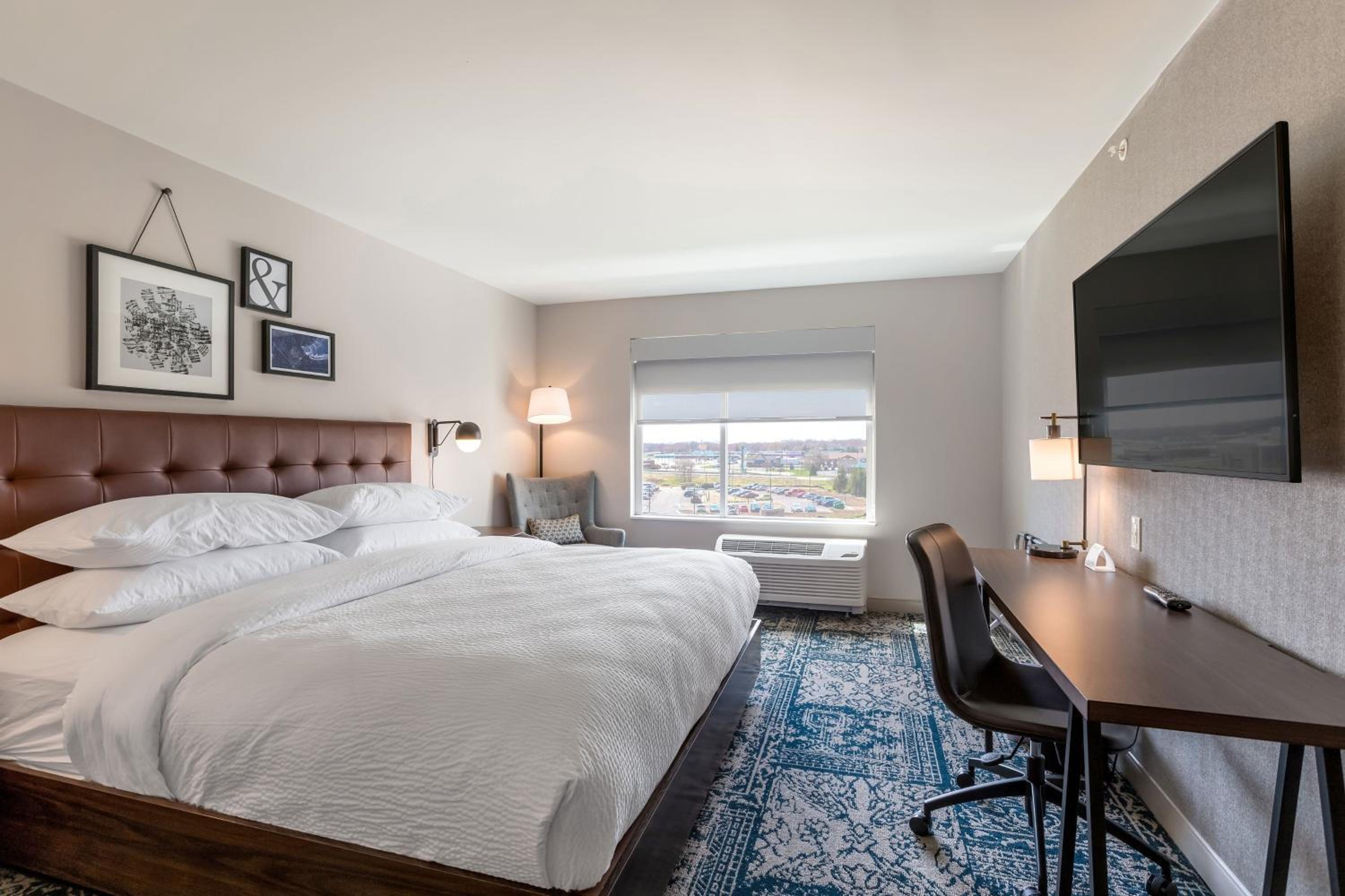 Traditional Room, Guest room, 1 King (Hearing Accessible) - Photo 5