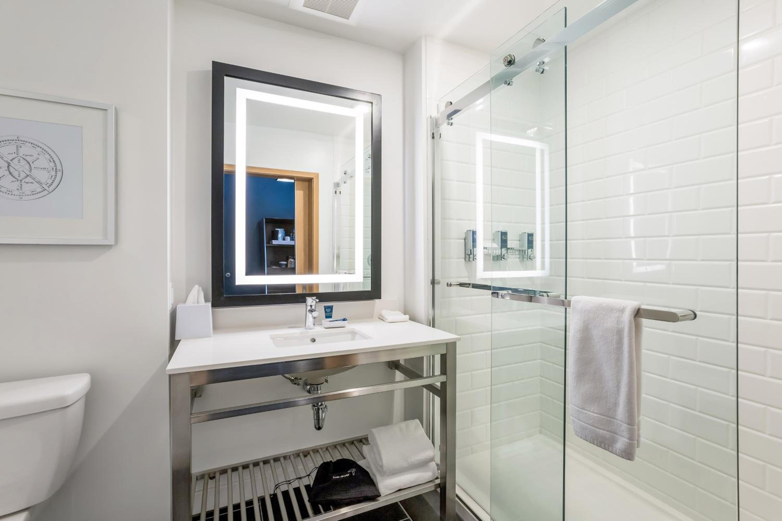 Traditional Room, Guest room, 1 King (Hearing Accessible) - Photo 7