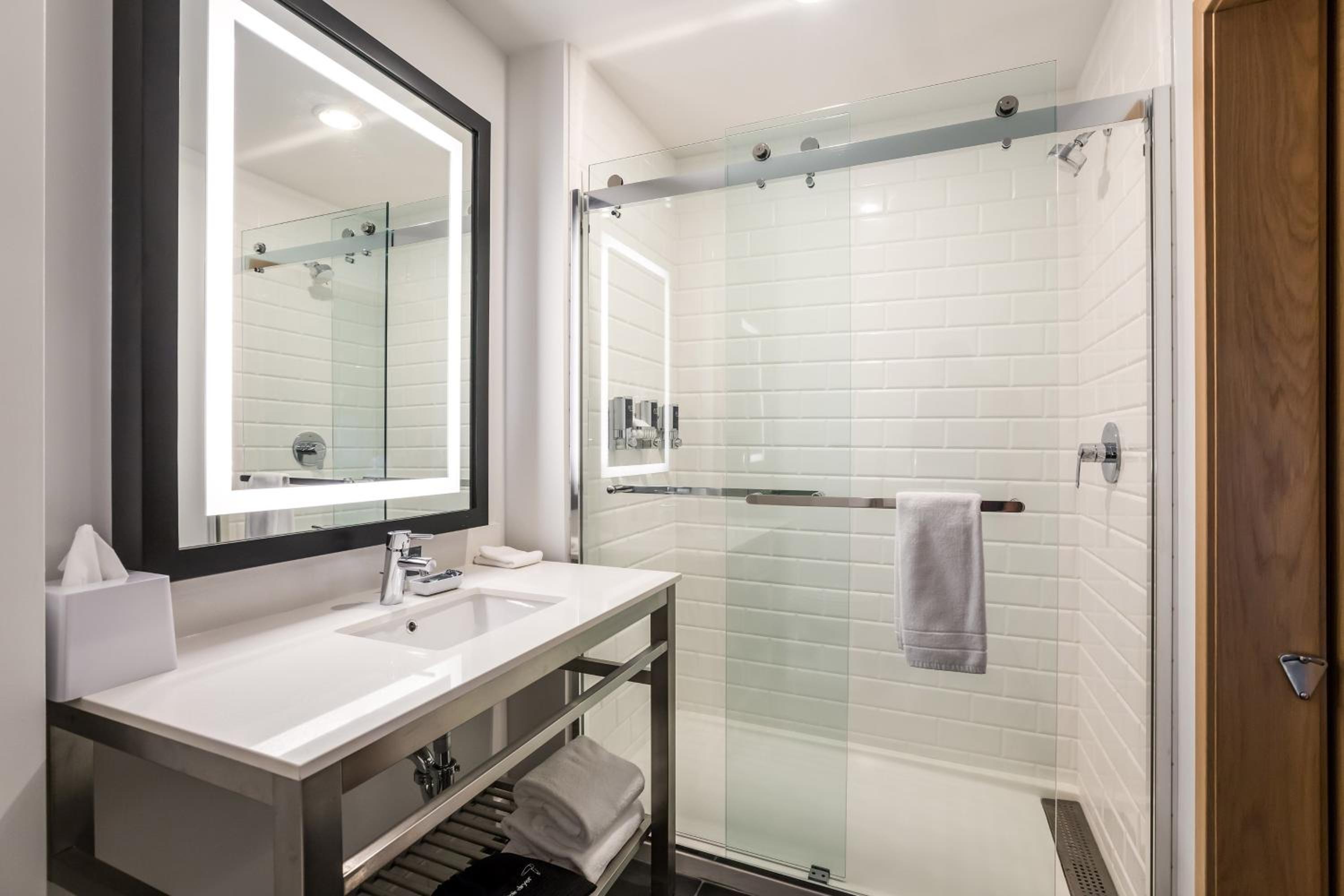 Traditional Room, Guest room, 1 King (Hearing Accessible) - Photo 6