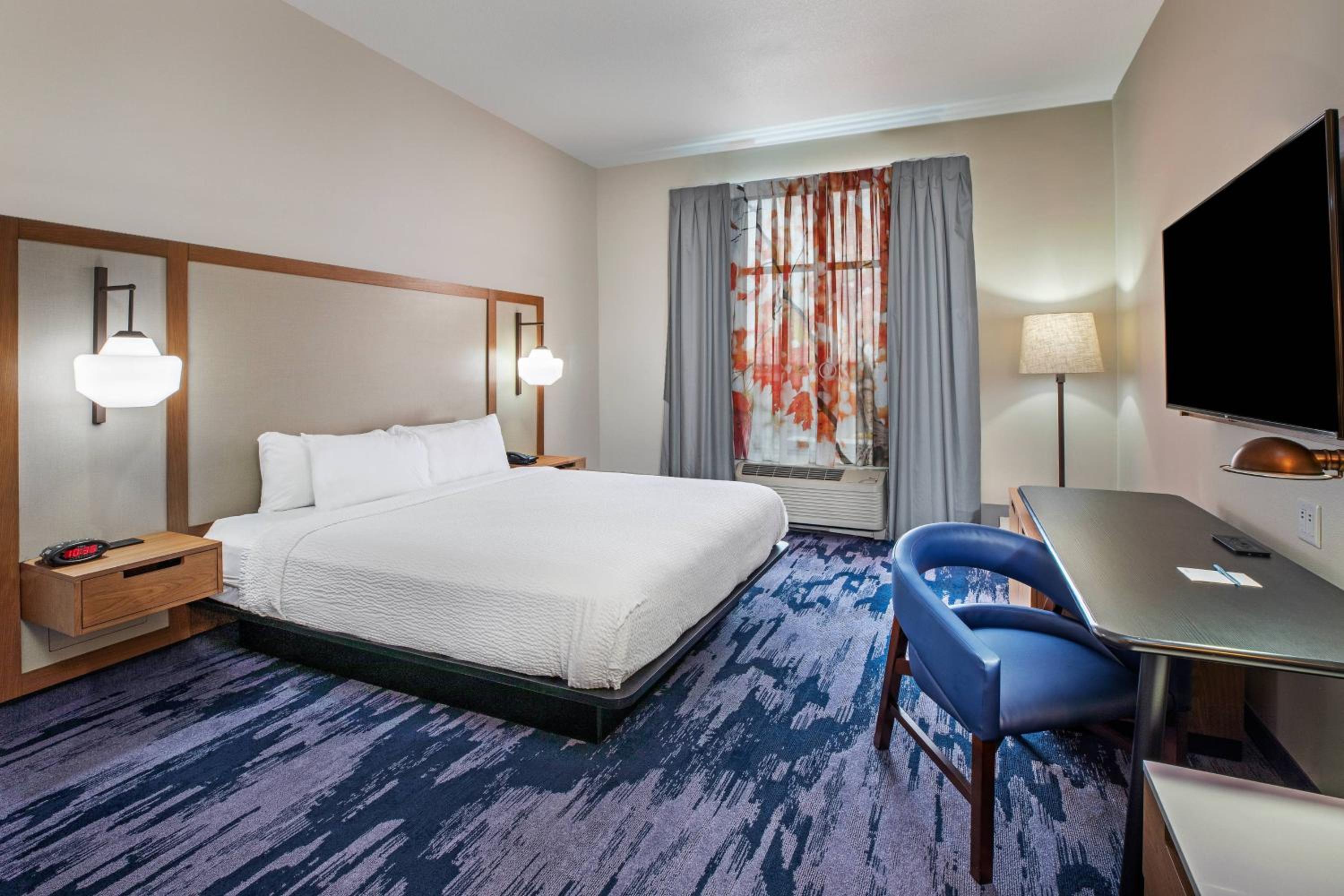 King Room with Bathtub - Mobility Access/Hearing Accessible
