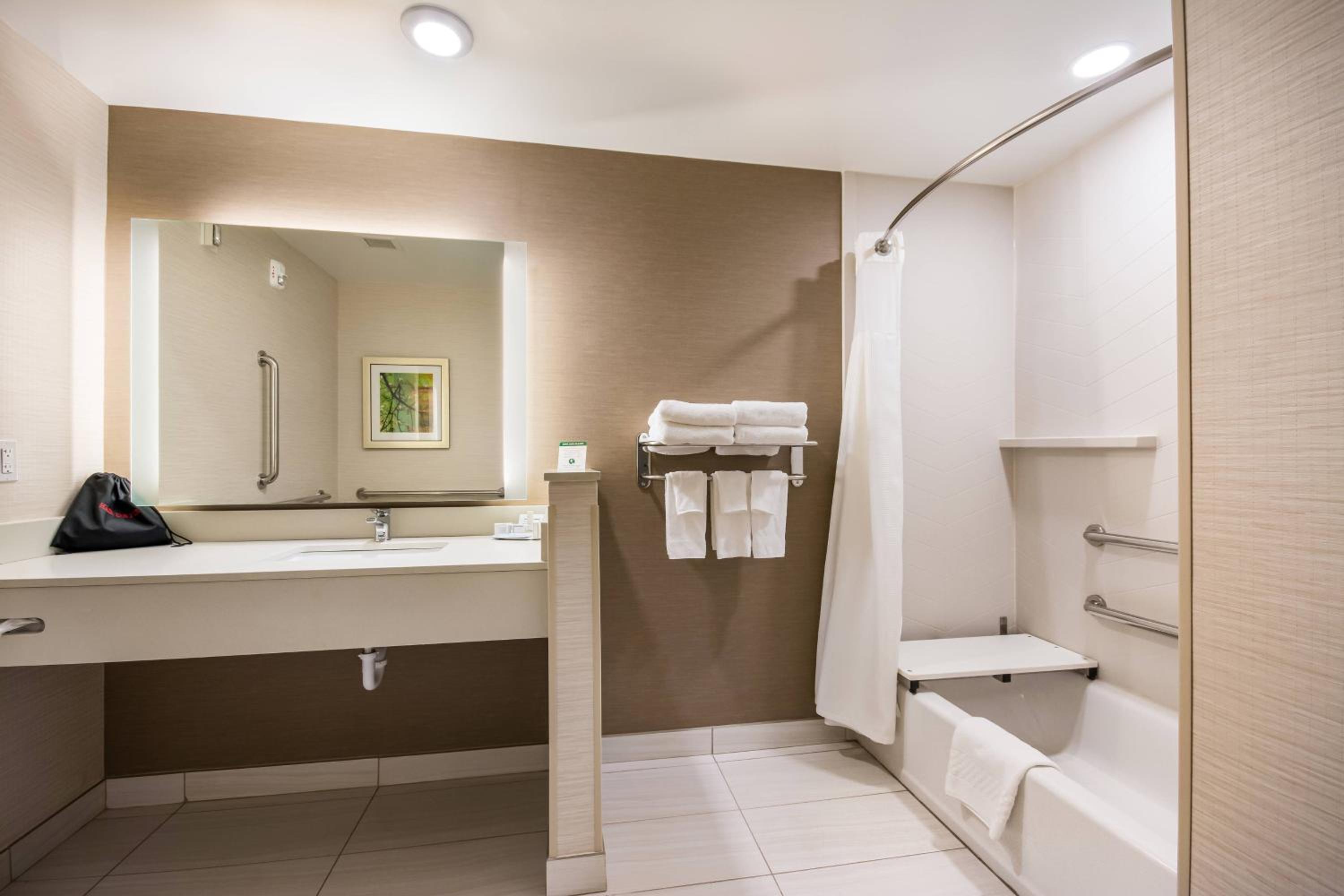 Queen Suite with Two Queen Beds, Bathtub and Sofa Bed - Mobility Access photo 1