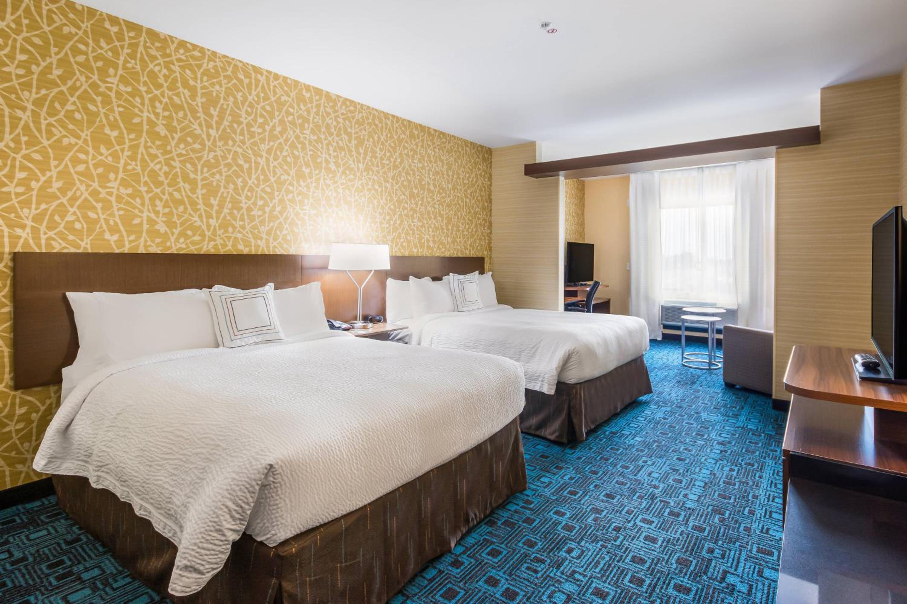 Queen Suite with Two Queen Beds, Bathtub and Sofa Bed - Mobility Access photo 3