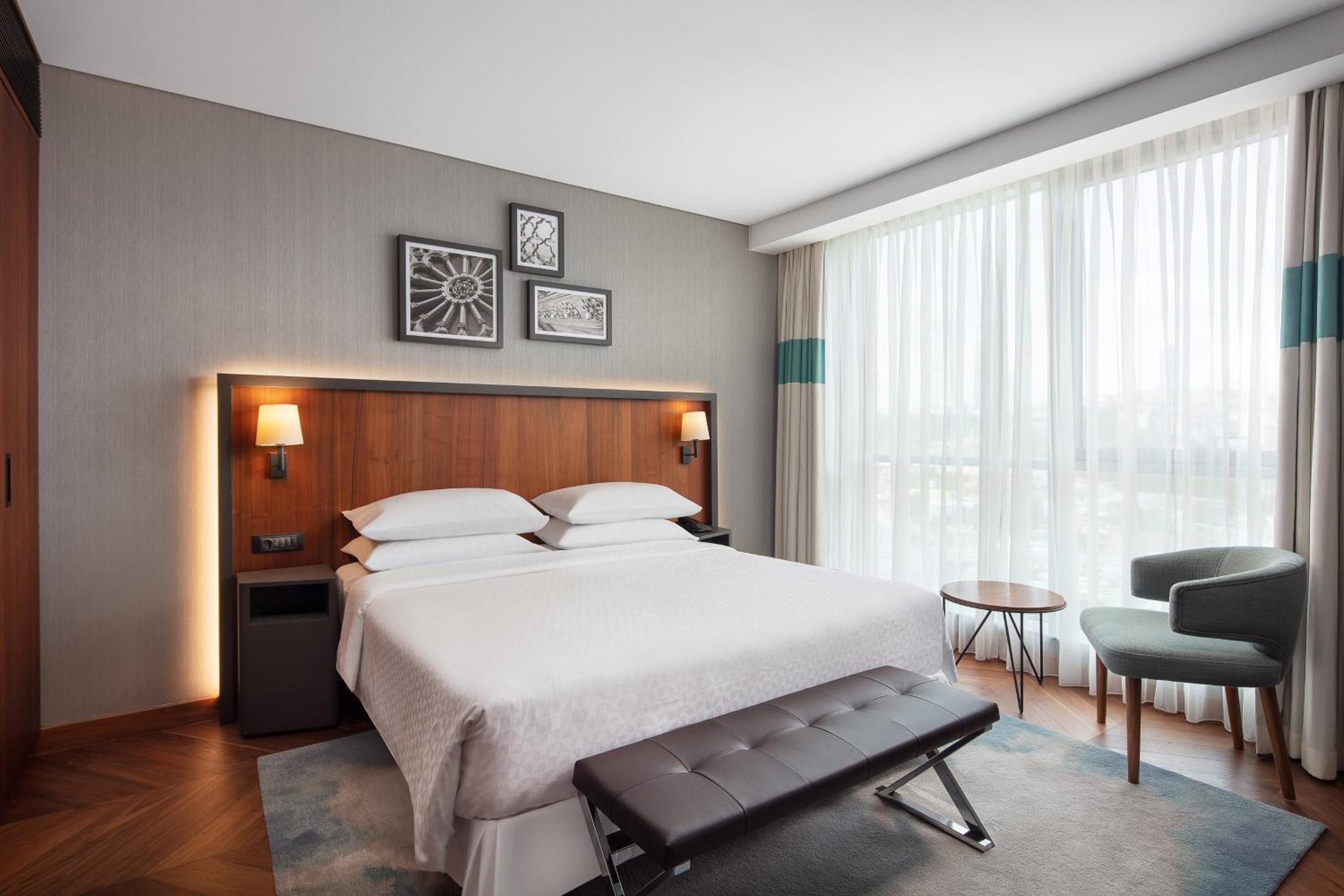 One-Bedroom Junior King Suite