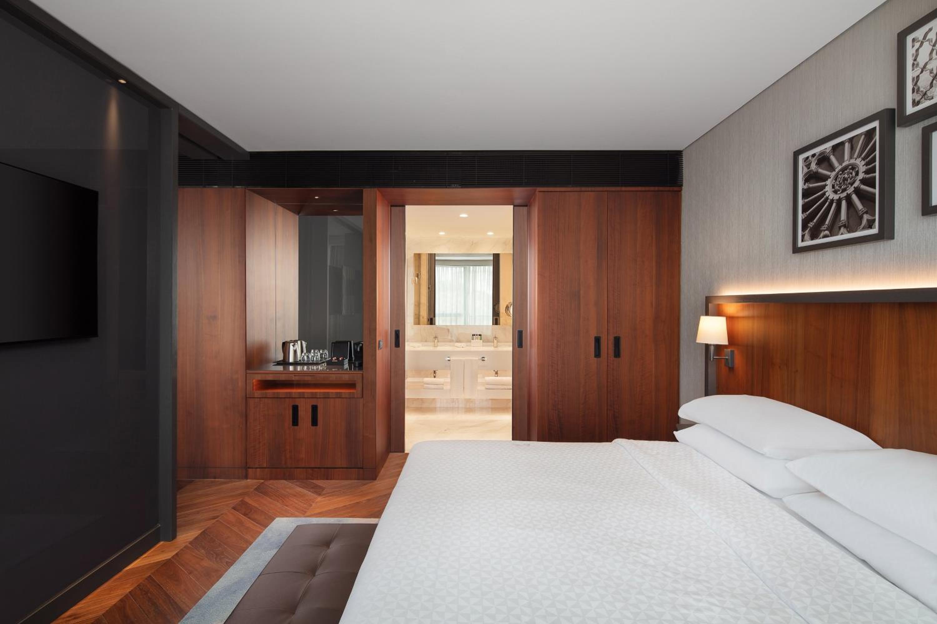 One-Bedroom Junior King Suite