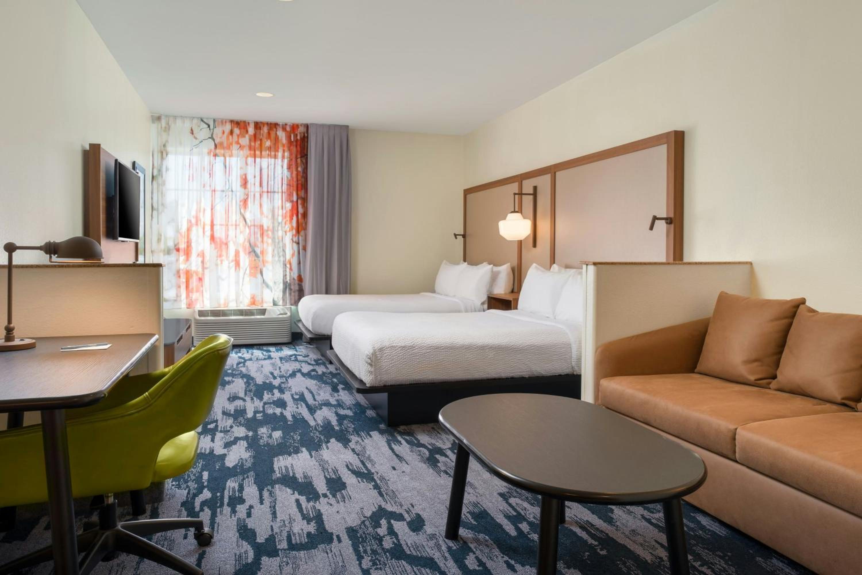 Standard Queen Room with Sofa Bed and Tub - Mobility Accessible photo 1