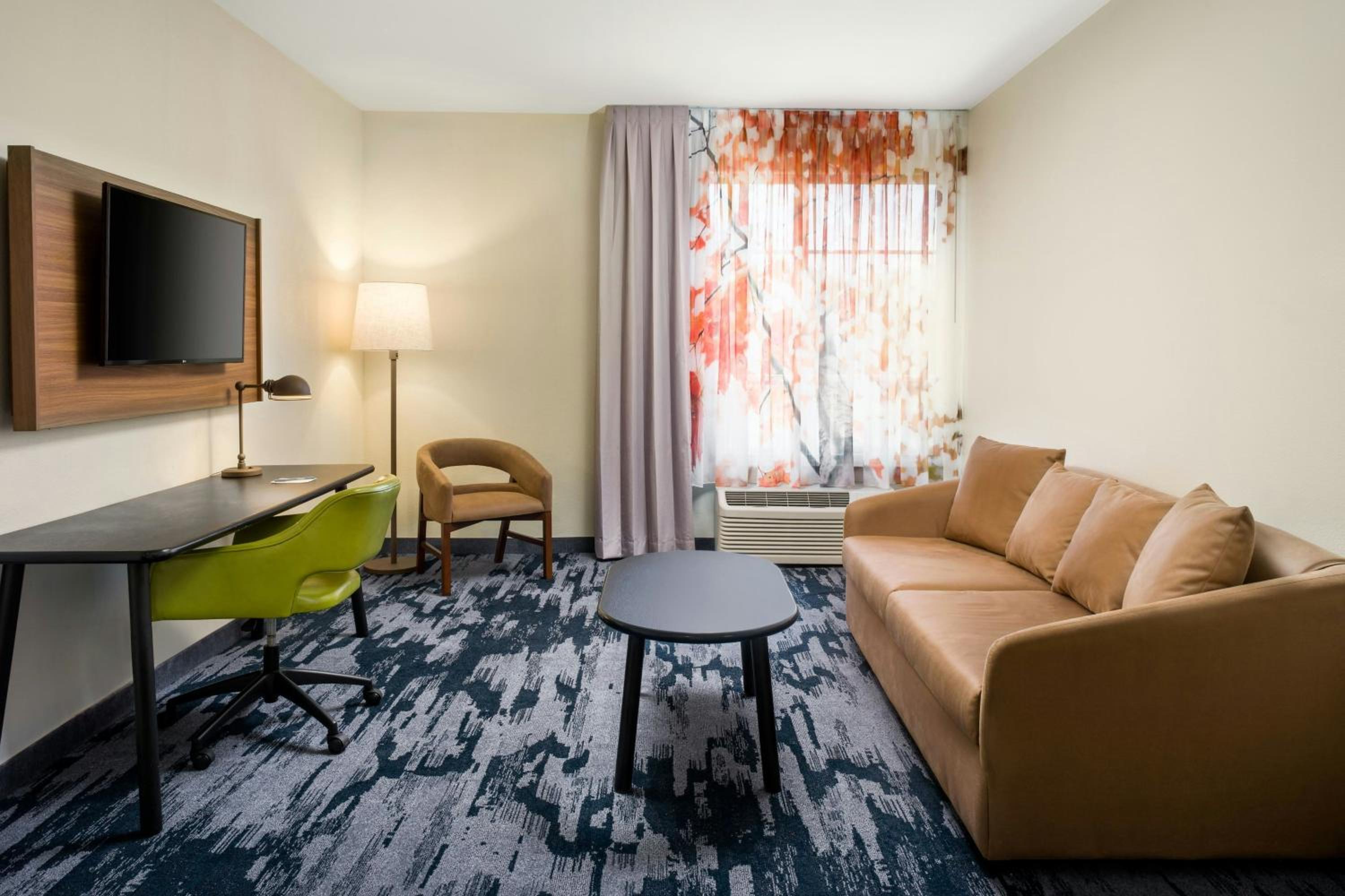 Premium King Suite with Sofa Bed photo 2