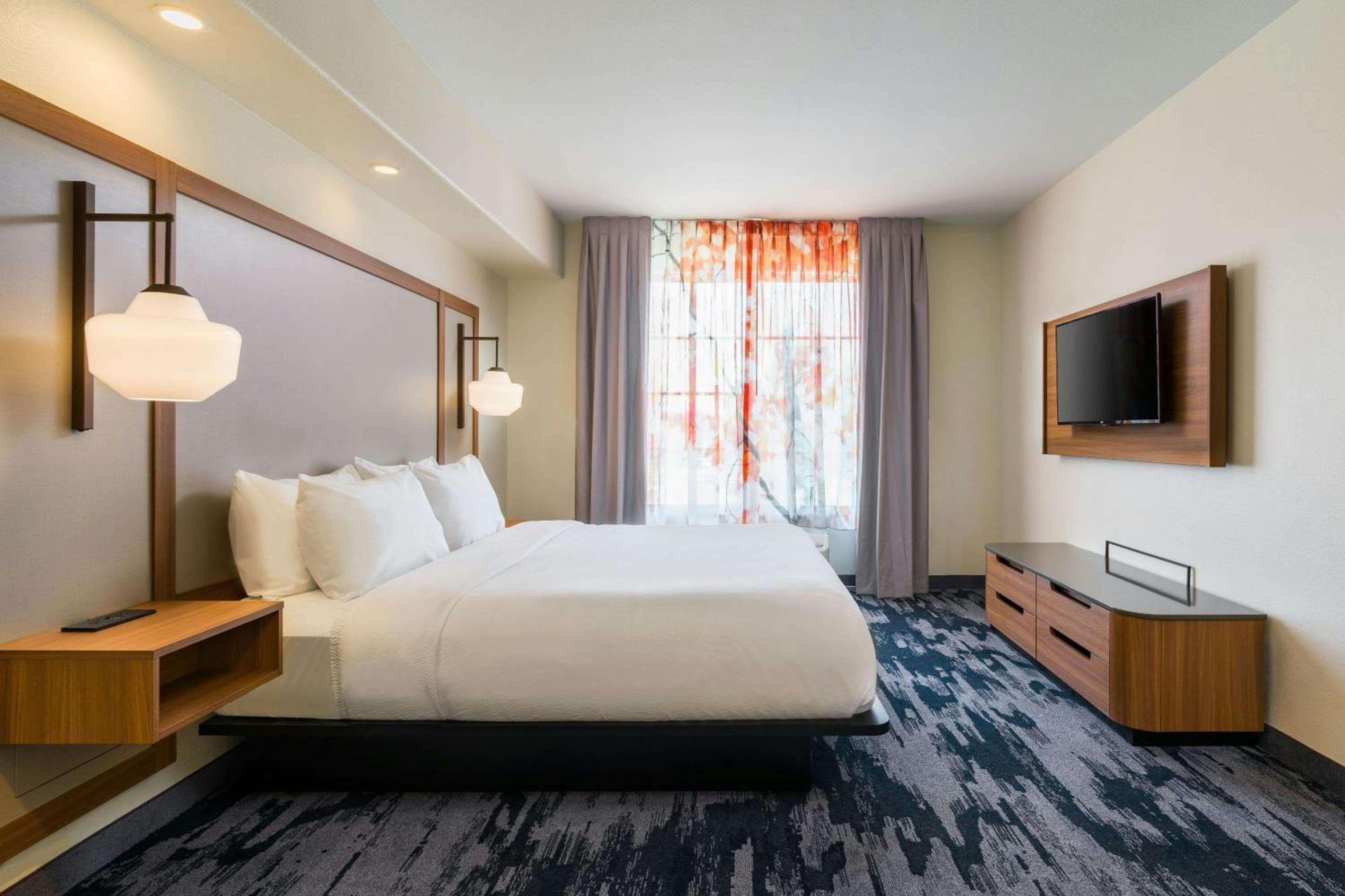 Standard King Room with Sofa Bed and Roll-In Shower - Mobility Accessible photo 3