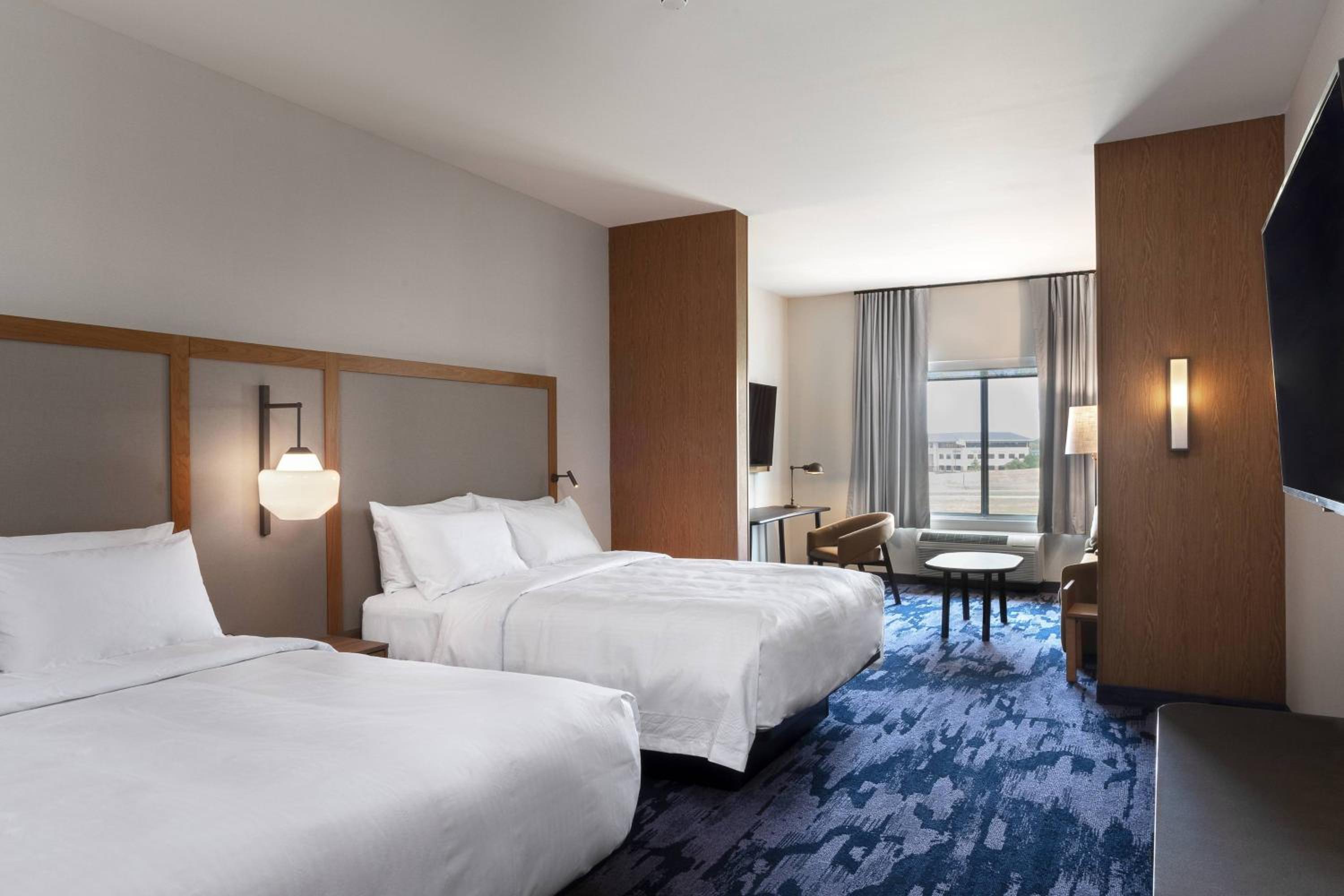 Queen Suite with Sofa Bed and Adapted Tub - Mobility Accessible