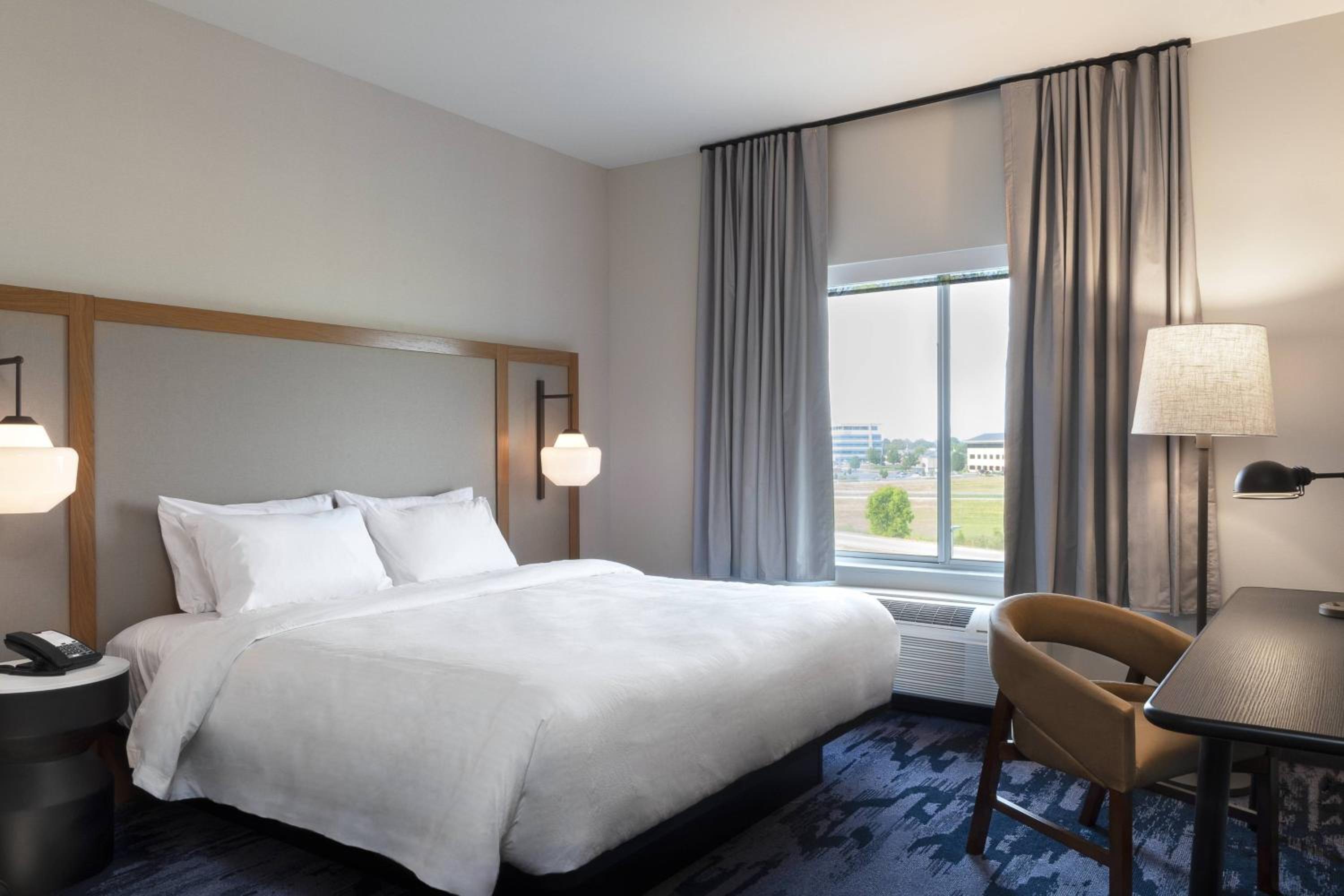 King Room with Adapted Tub - Mobility Accessible