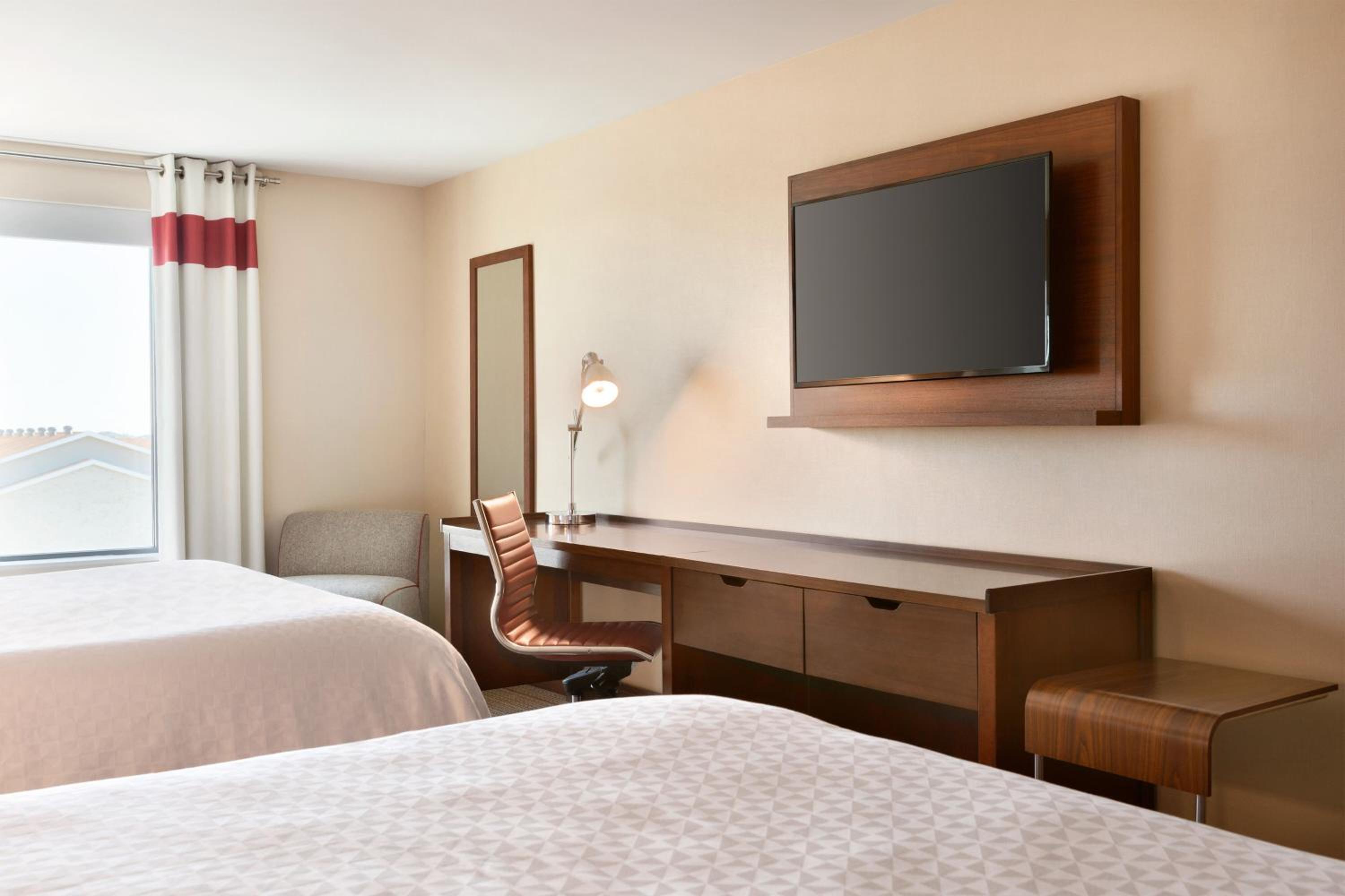 Queen Room with Two Queen Beds and Adapted Tub - Mobility and Hearing Accessible photo 2