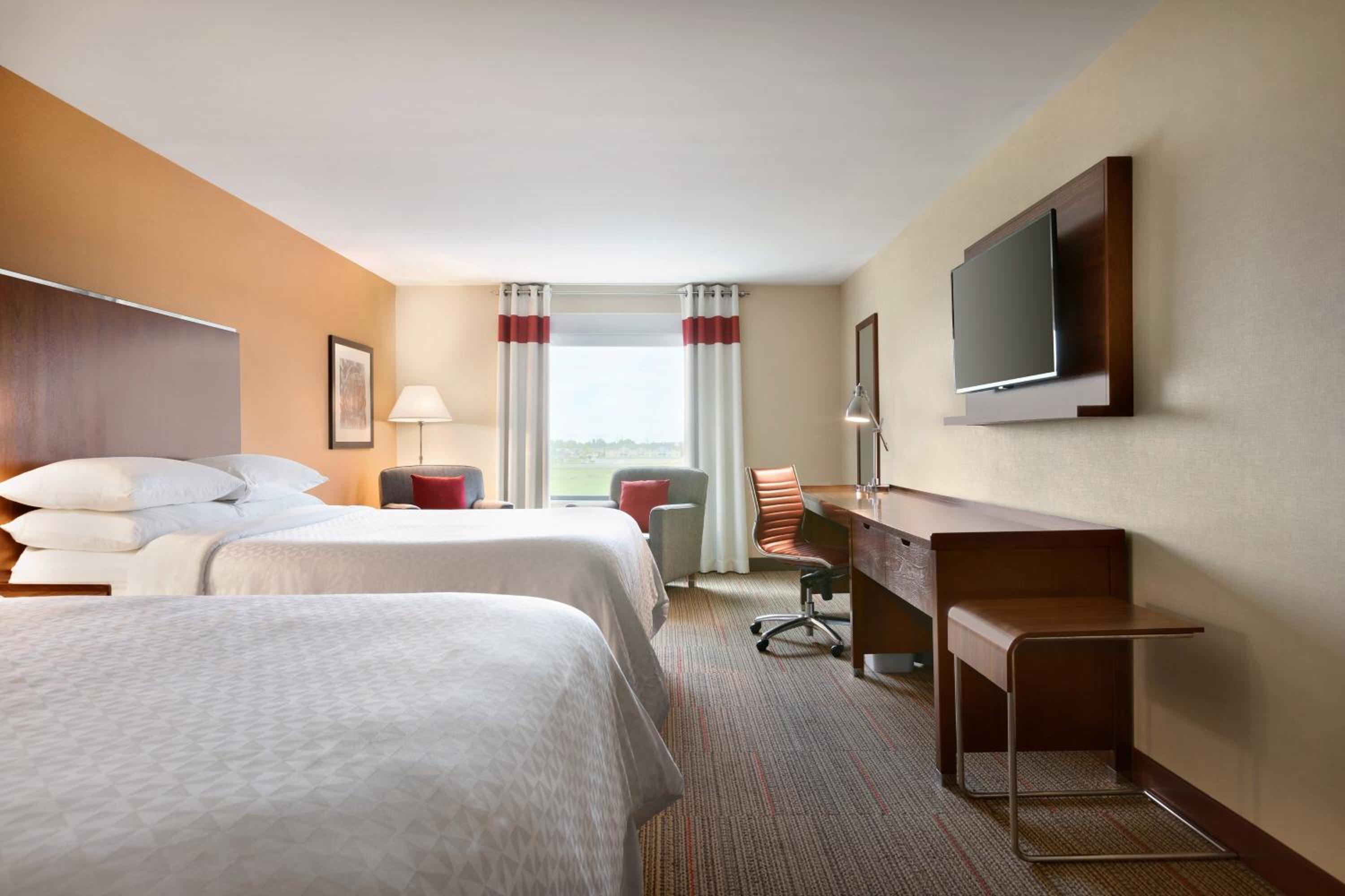 Queen Room with Two Queen Beds and Adapted Tub - Mobility and Hearing Accessible photo 3