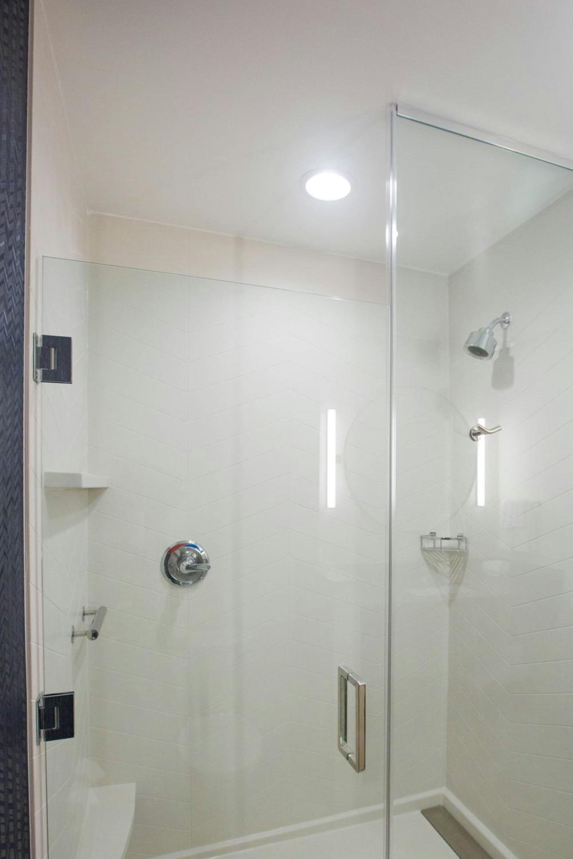 King Room with Roll-in Shower - Mobility Accessible
