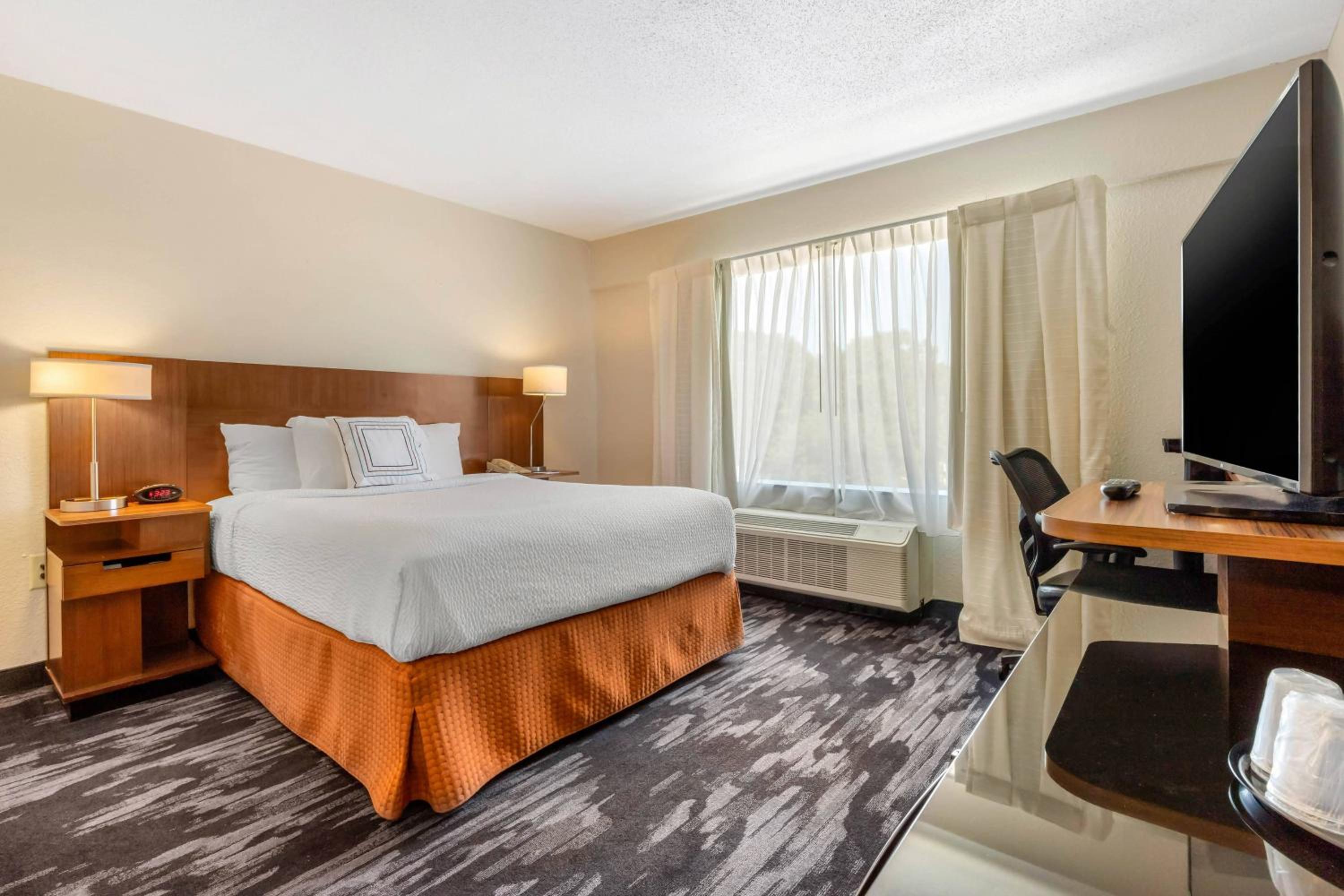 Queen Room with Adapted Tub - Mobility Accessible photo 1
