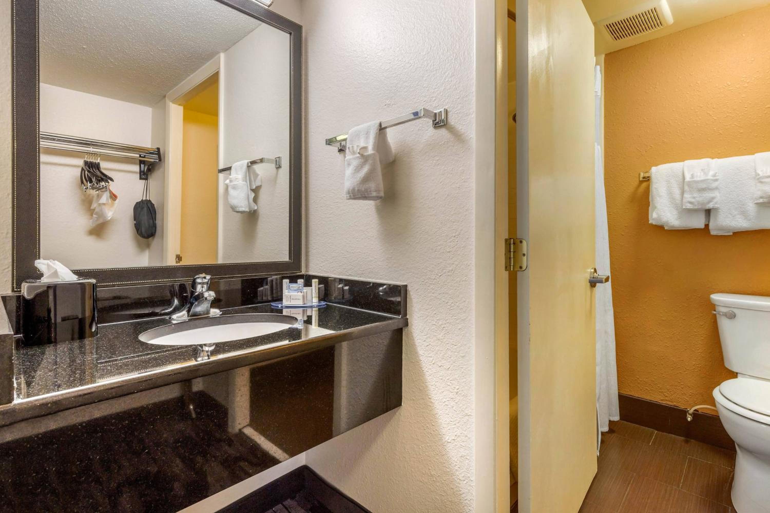 Double Room with Two Double Beds and Adapted Tub - Mobility Accessible photo 3