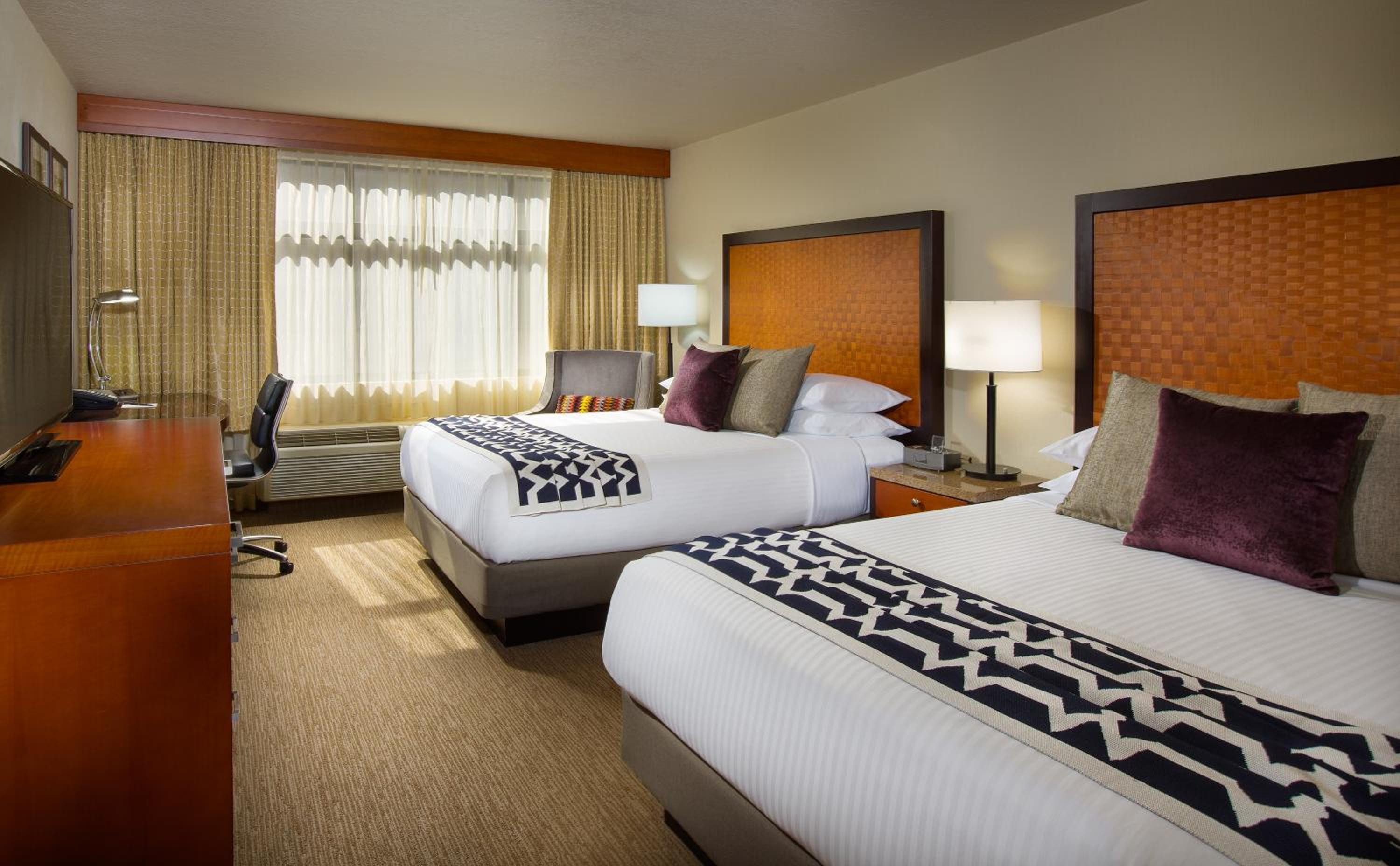 Queen Room with Two Queen Beds - Photo 5