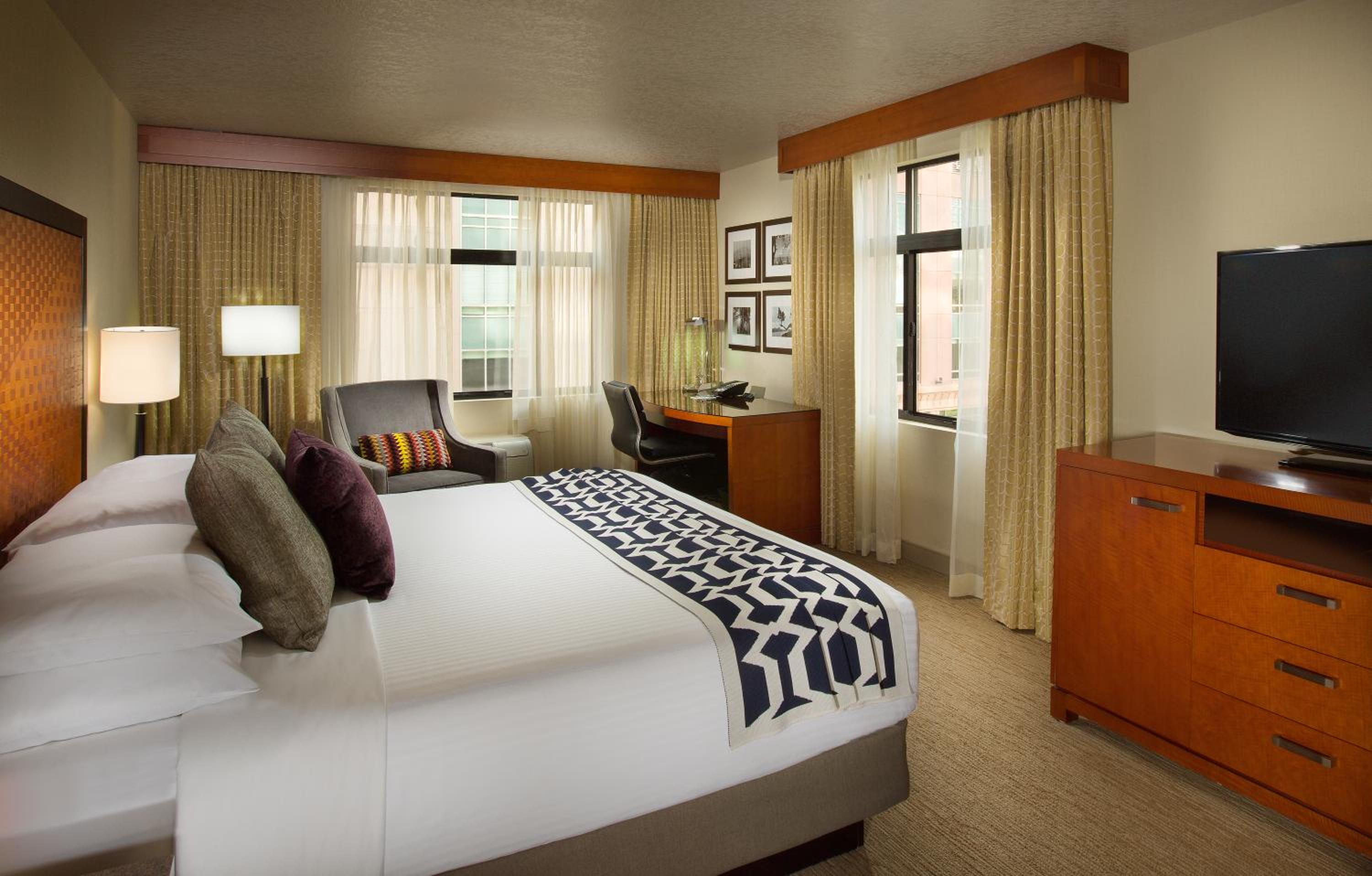 Premium King Room - Photo 3