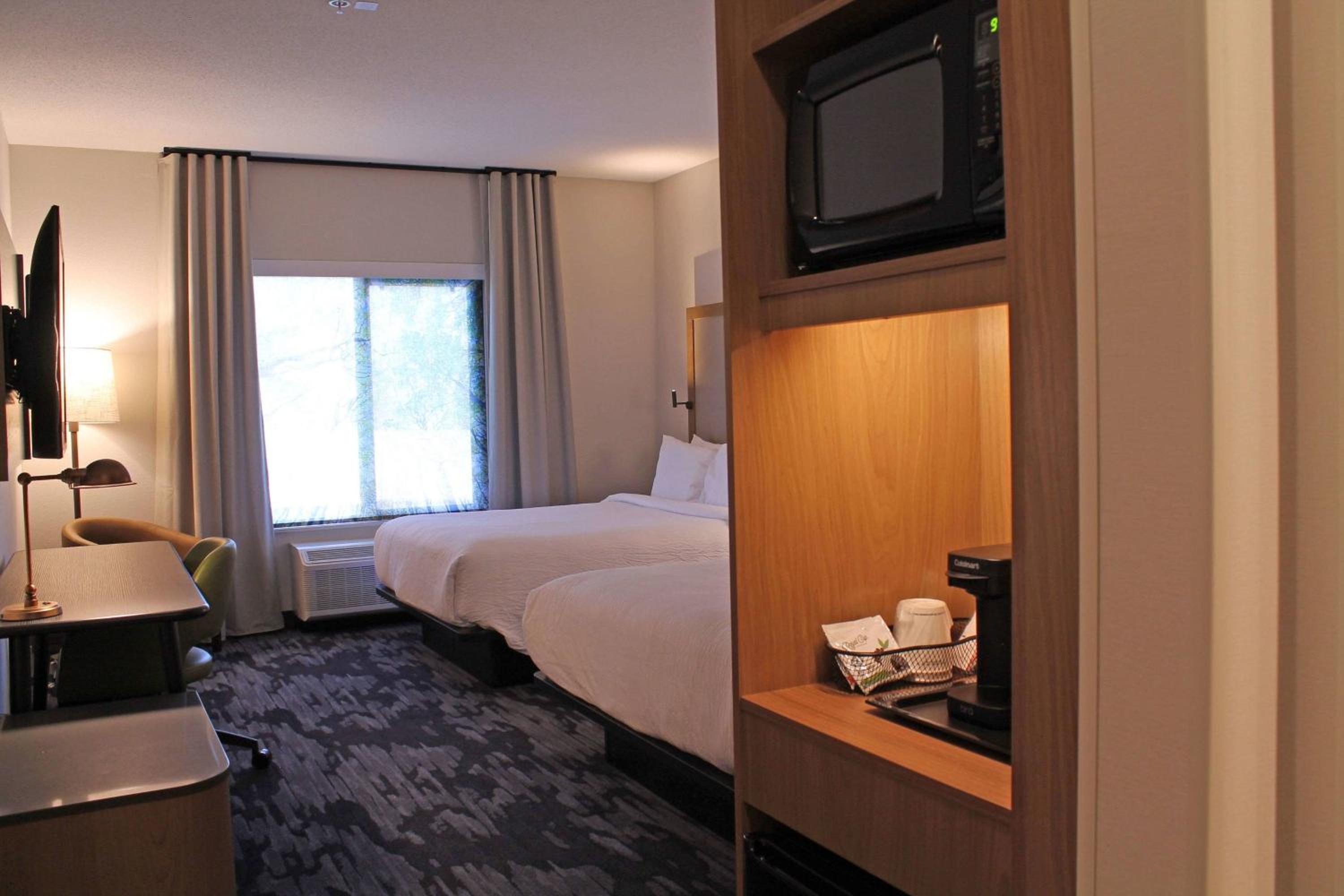 Queen Room with Two Queen Beds photo 2
