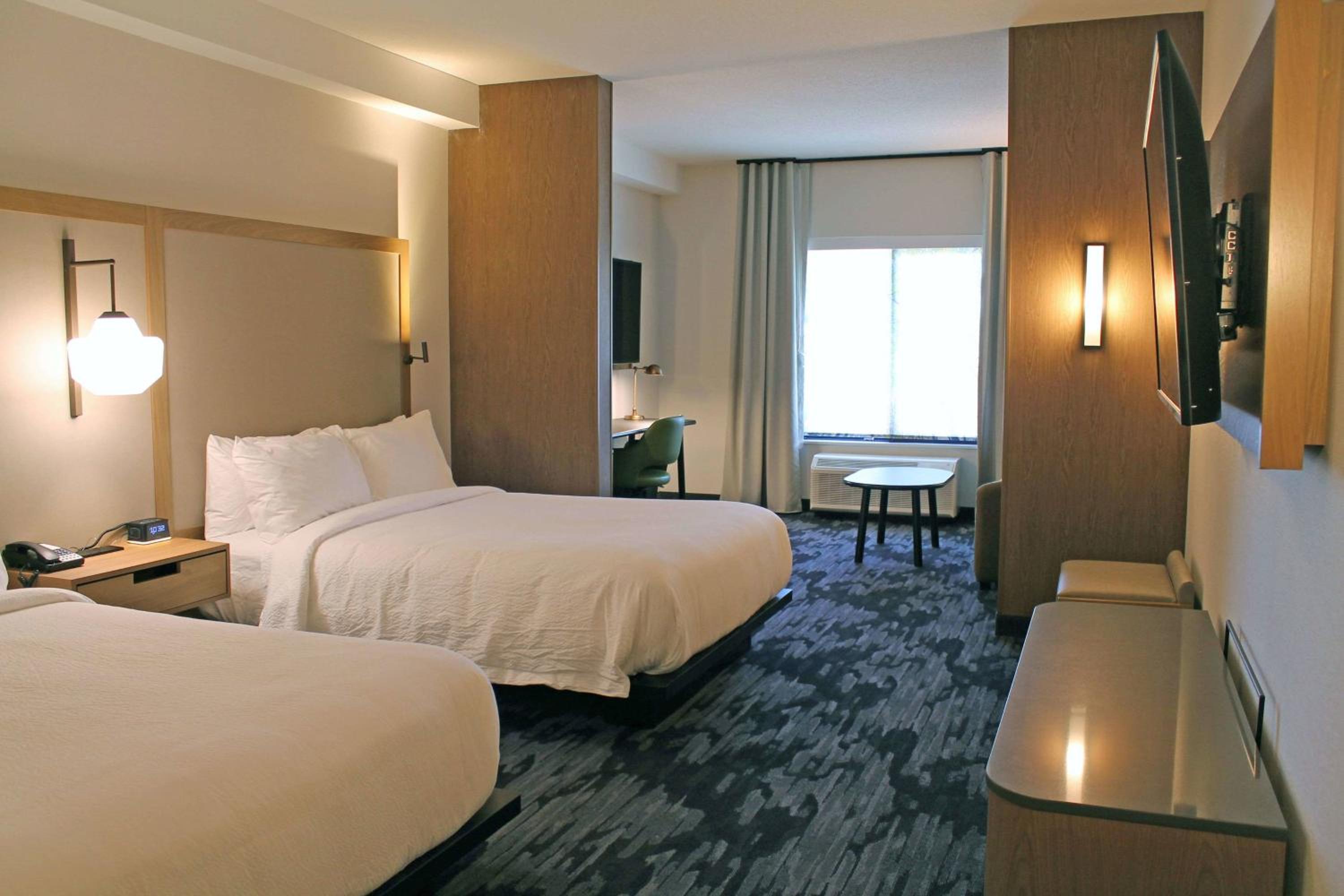 Queen Suite with Two Queen Beds, Bathtub and Sofa Bed - Mobility Access/Hearing Accessible photo 1