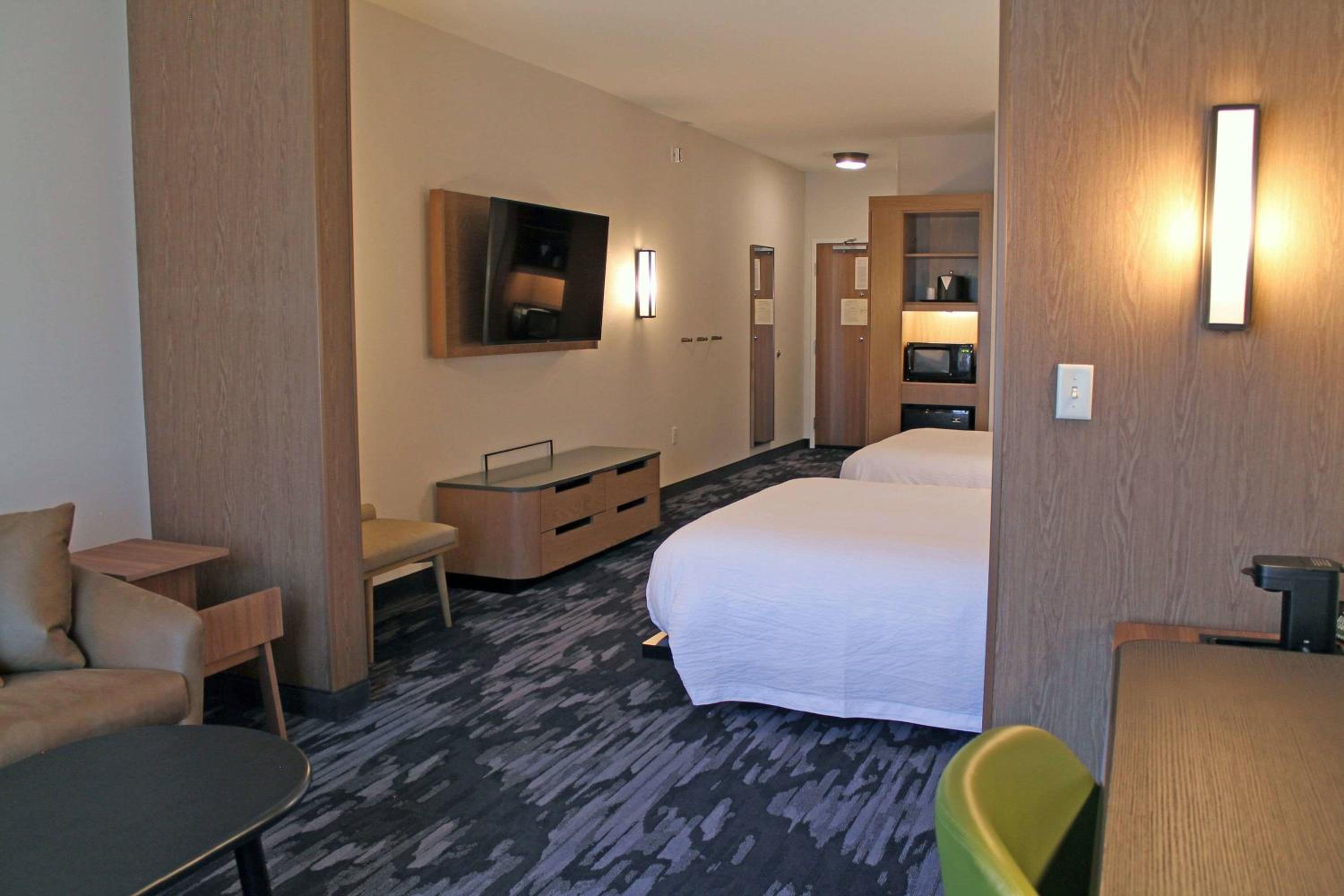 Queen Suite with Two Queen Beds, Bathtub and Sofa Bed - Mobility Access/Hearing Accessible photo 2