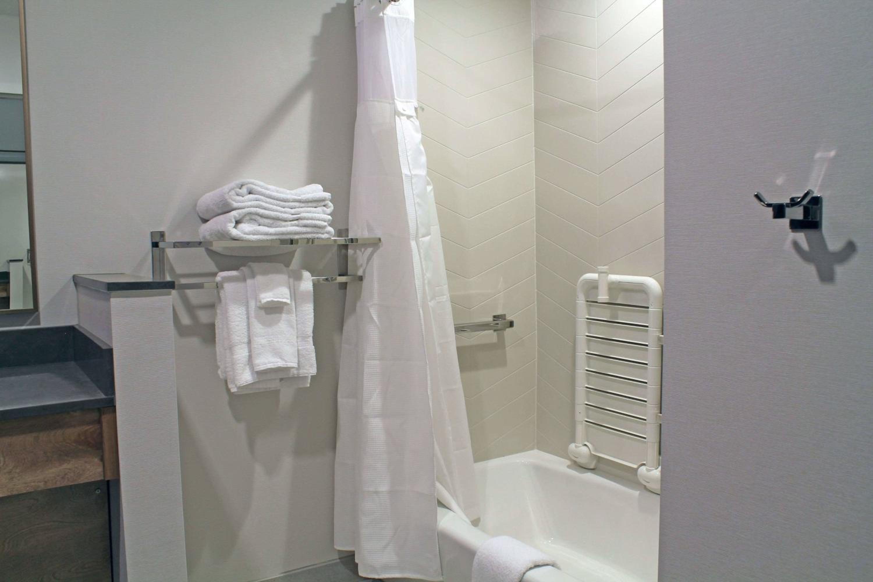 Queen Suite with Two Queen Beds, Bathtub and Sofa Bed - Mobility Access/Hearing Accessible photo 3