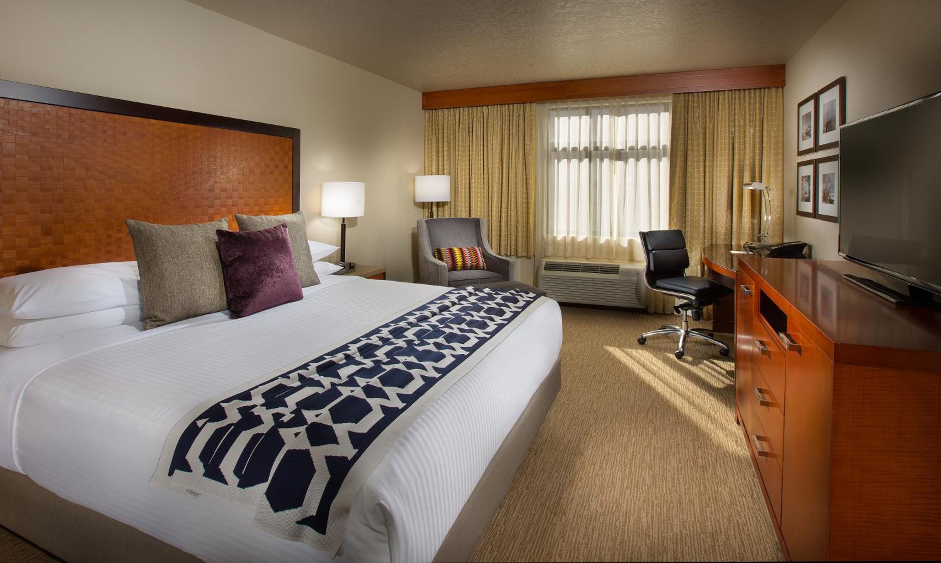 Premium King Room - Photo 2