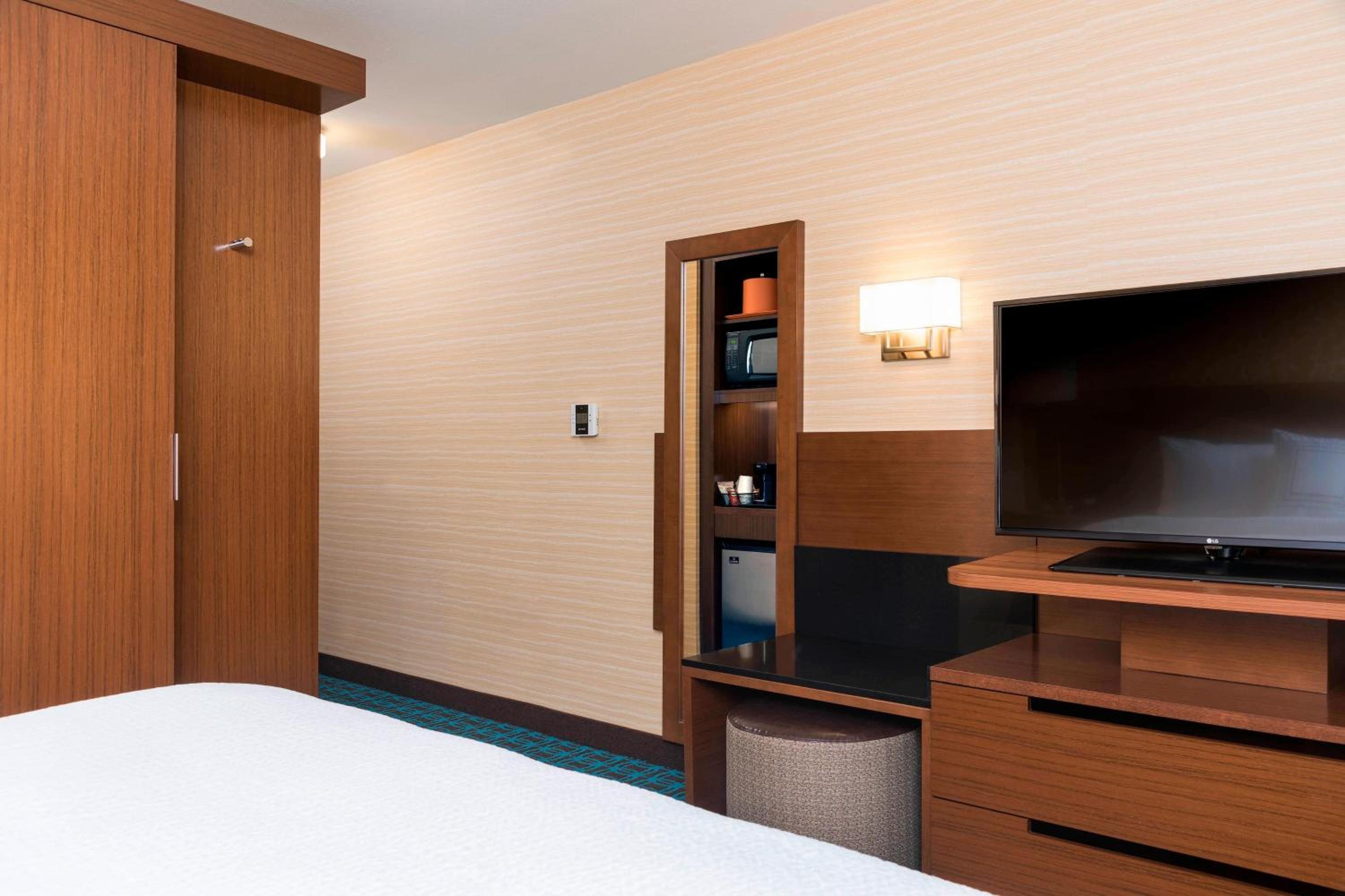 Studio with King Bed, Roll-In Shower and Sofa Bed - Mobility Access photo 2