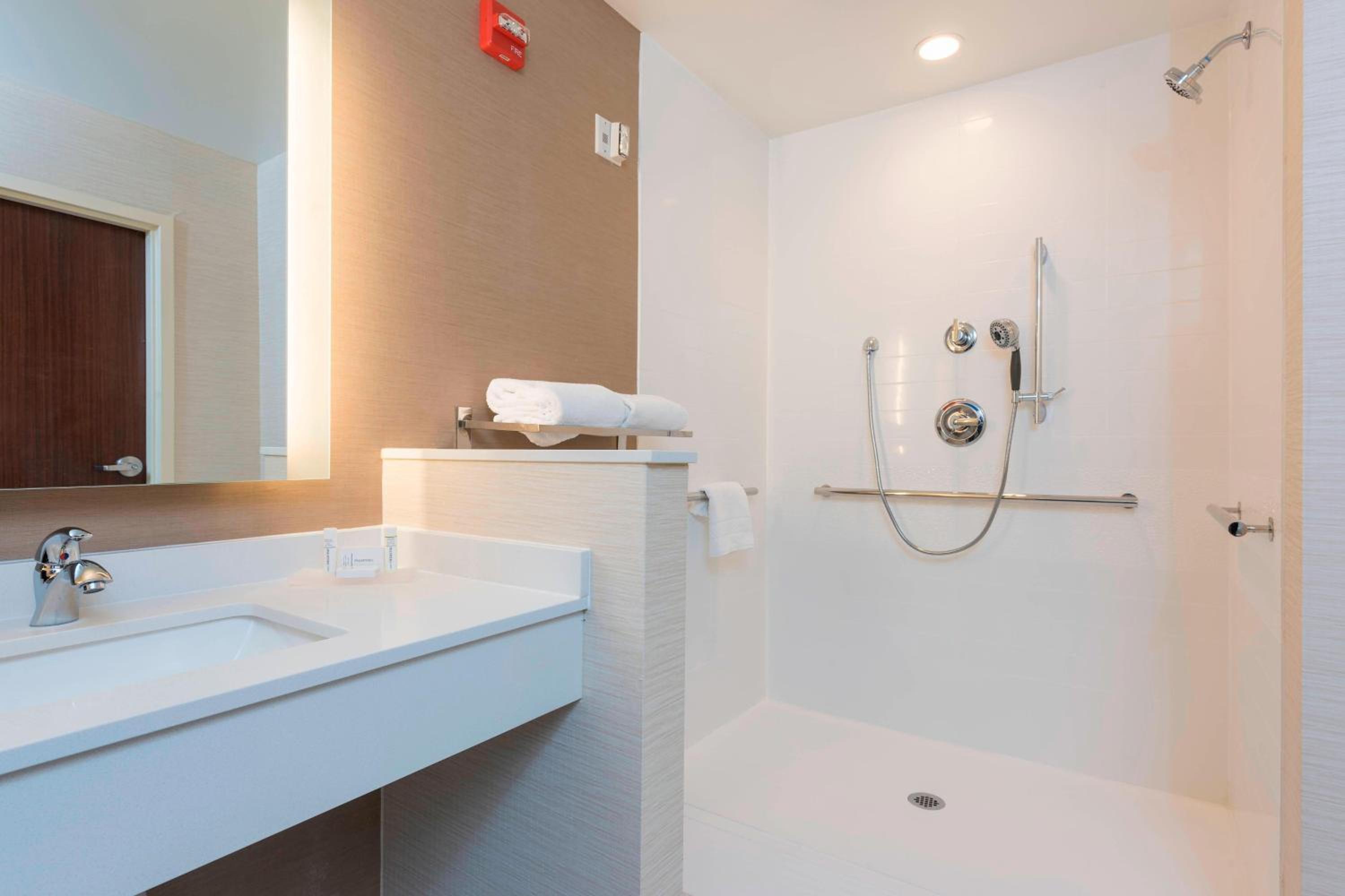 King Room - Hearing Accessible photo 2